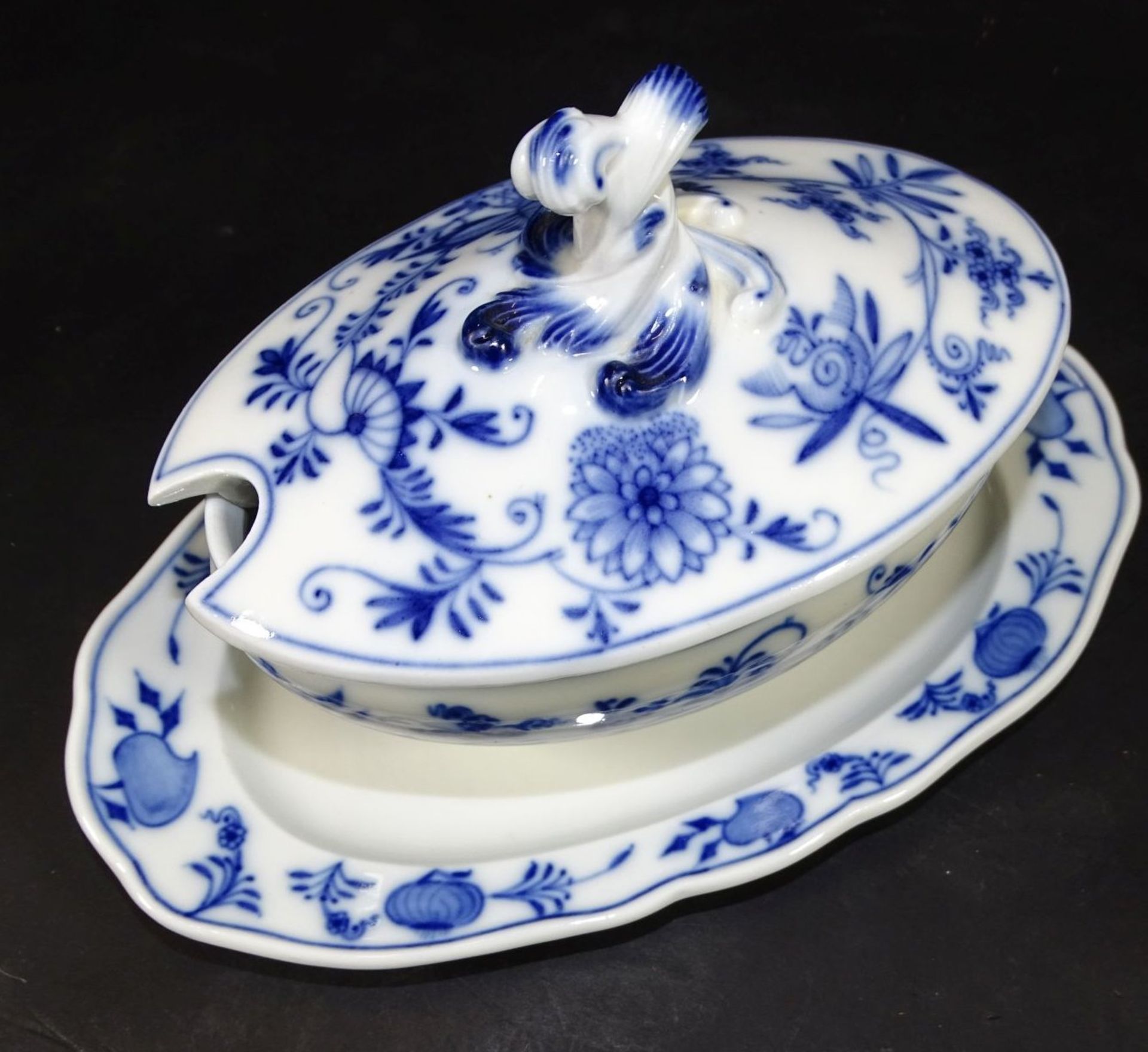 Sauciere mit Deckel "Meissen" Zwiebelmuster, Schwerter durchschliffen, H-12 cm, L-22 cm- - -22. - Bild 2 aus 5