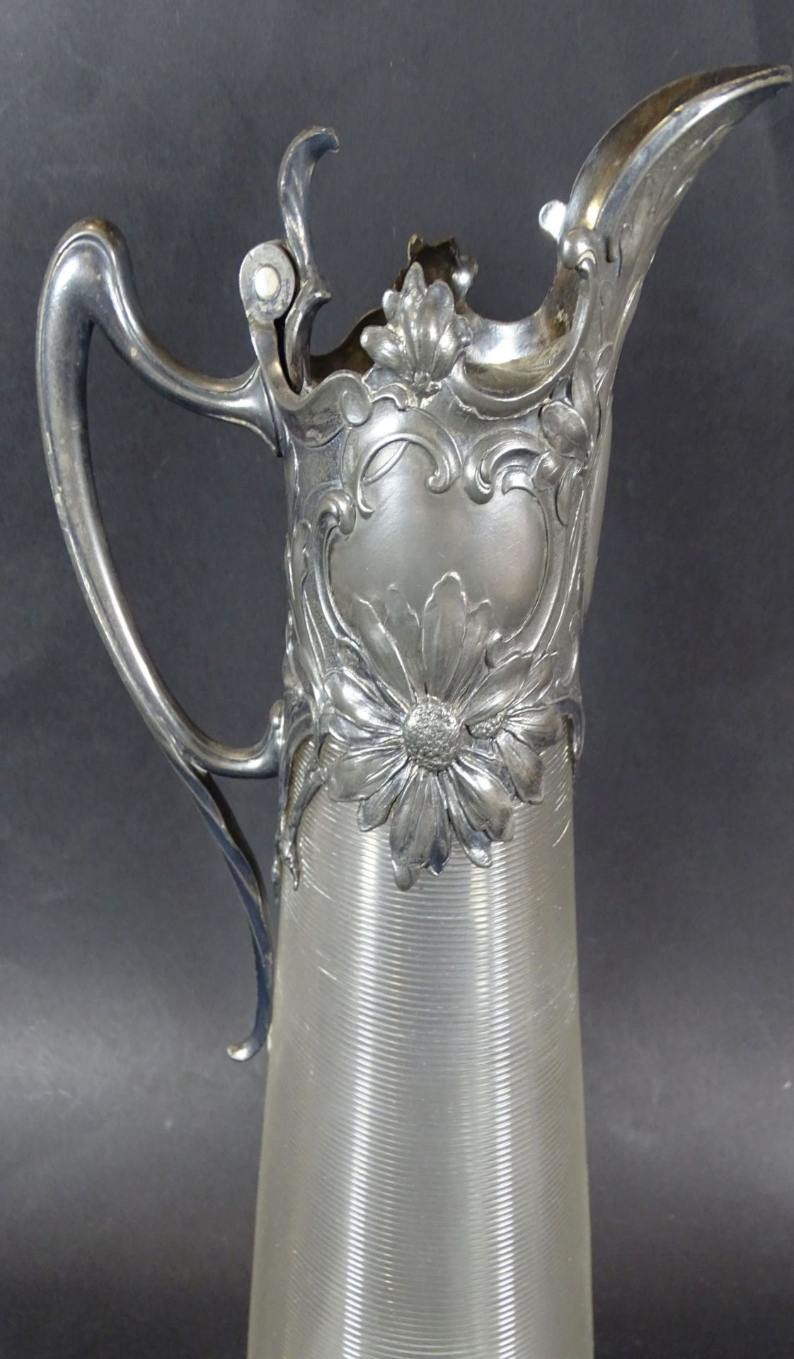 hoher Weinkrug "WMF B" um 1890, geriffeltes Glas mit Britannia Metall, gut erhalten, H-32,5 cm- - - - Bild 2 aus 5