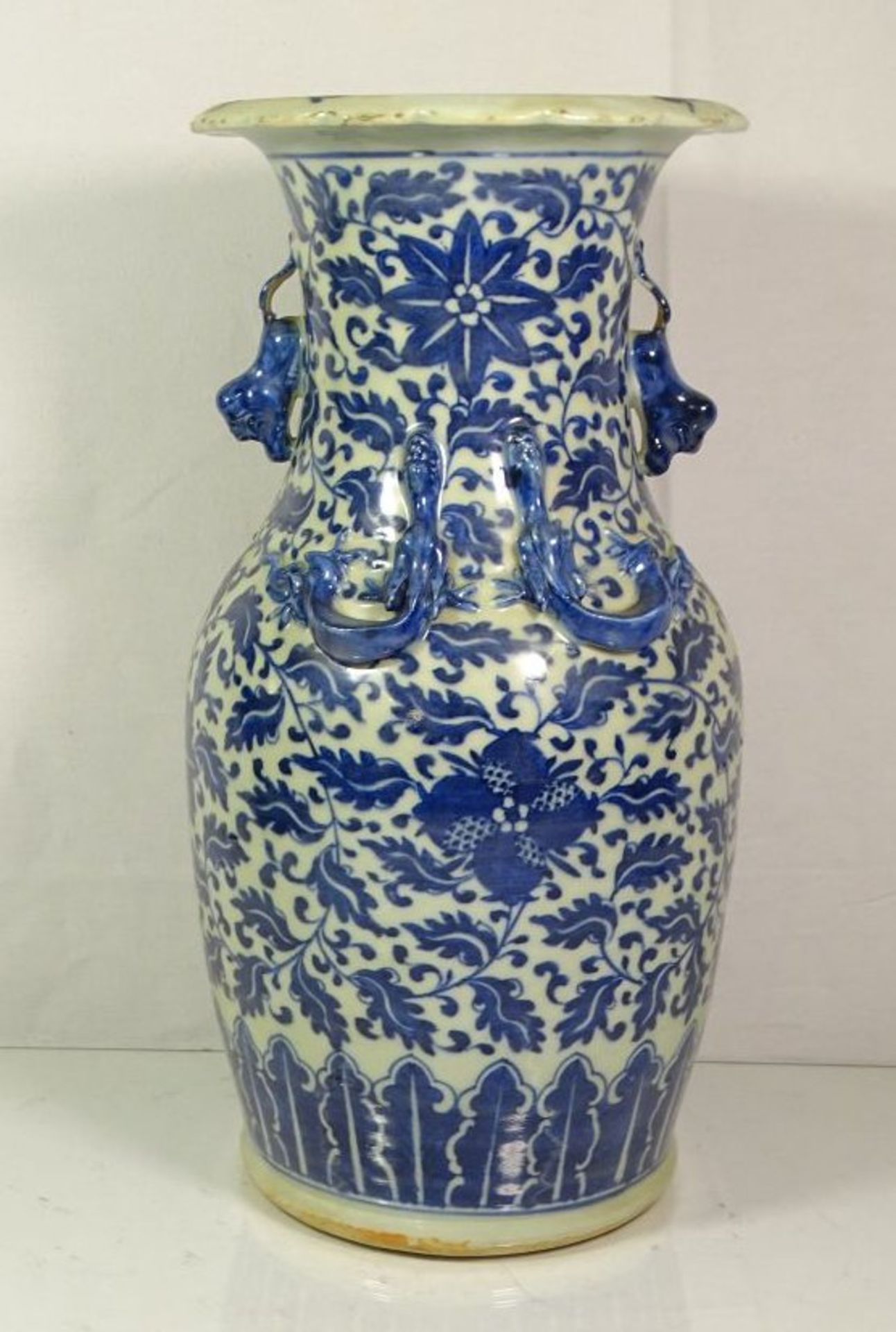 hohe Vase, wohl China, Löwen als Handhaben, sowie plast. Echsen, blaues Dekor, 1x Echse bestossen