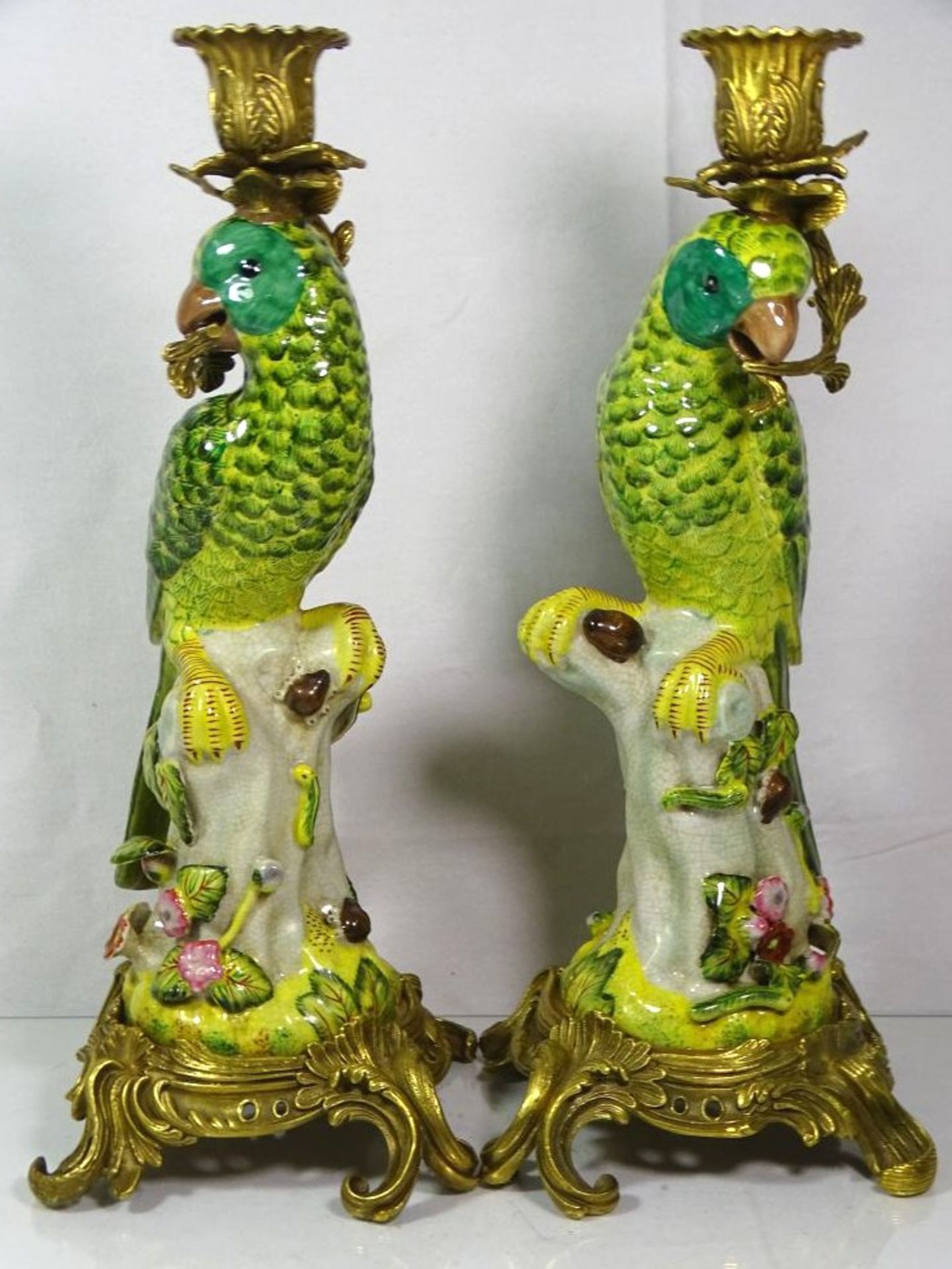 Paar figürliche Leuchter in antikem Stil, 20. Jhdt., gemarkt, Keramik mit Bronzemonturen, je H- - Bild 4 aus 5