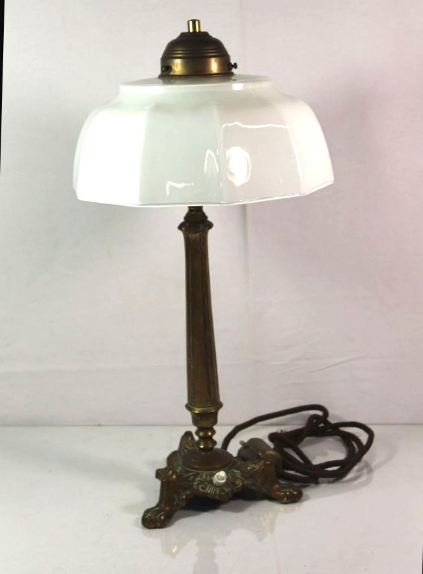 Tischlampe, Bronzestand, Michglasschirm dieser geklebt, H-48cm.- - -22.61 % buyer's premium on the