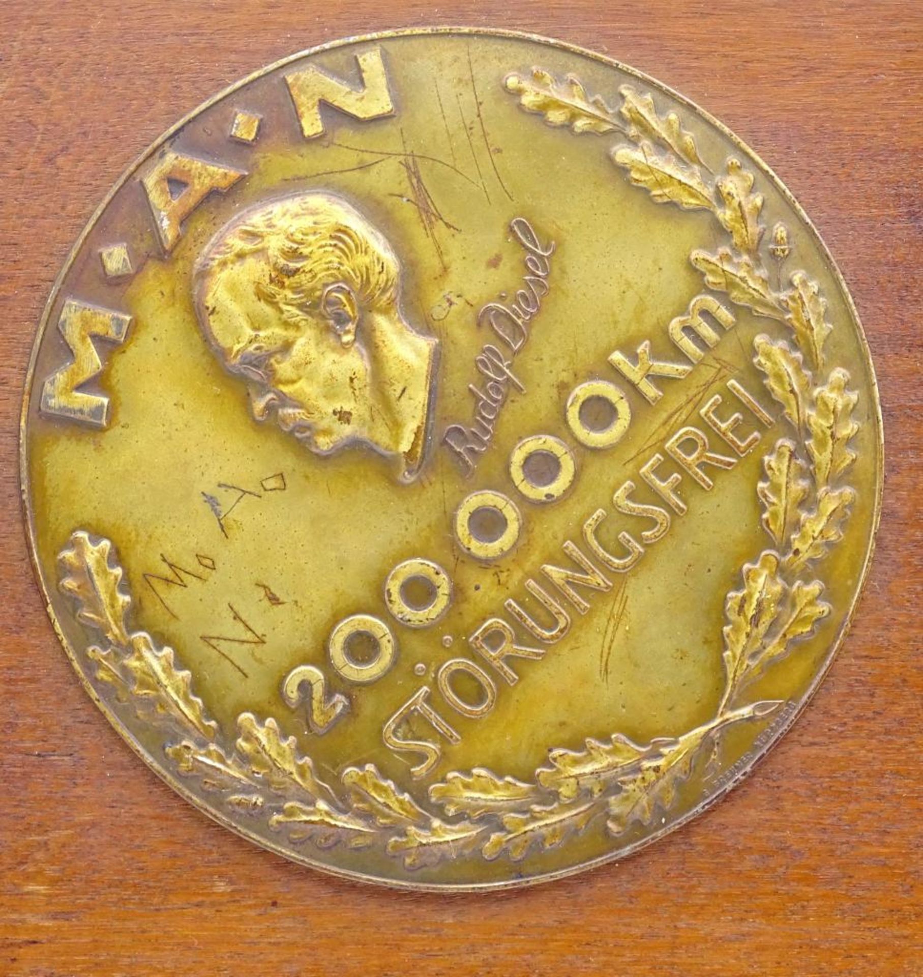 M.A.N. Bronzeplakette "200.000 km störungsfrei", auf Holzplatte, 16x16 c- - -22.61 % buyer's premium