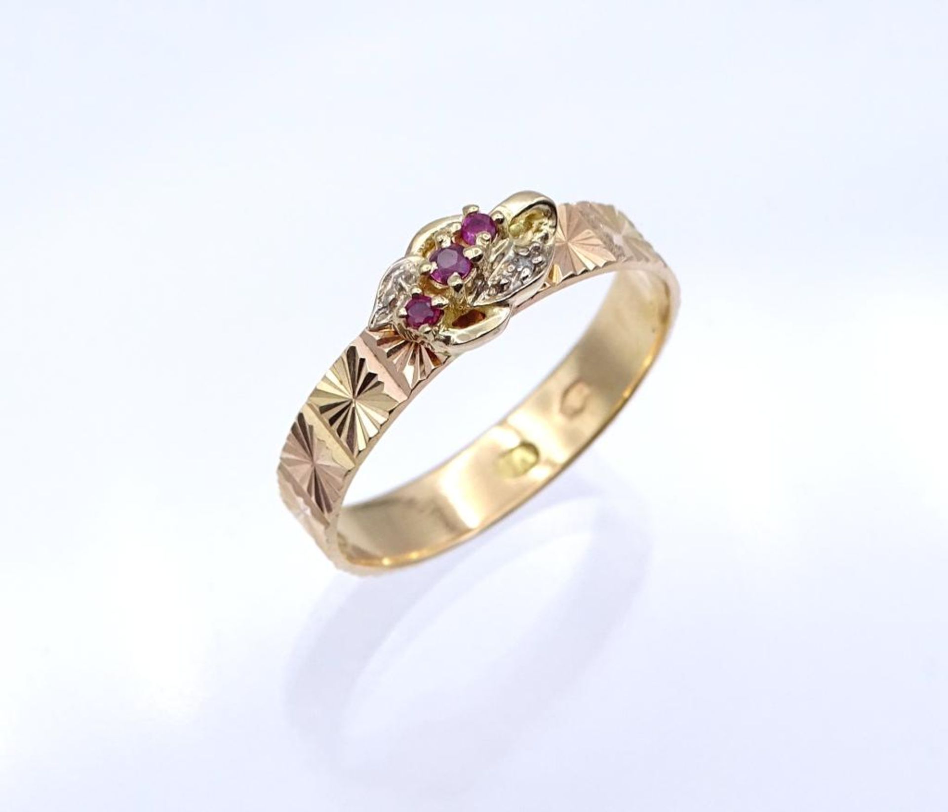 916er Rotgold Ring mit drei Rubine und ein Diamantsplitter,arabisch gestempelt, 3,2gr., RG 63- - - - Bild 2 aus 7
