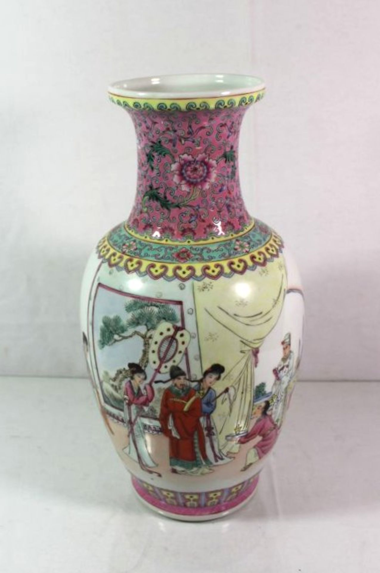 hohe Vase, China, Personenbemalung, rote Marke, H-35cm.- - -22.61 % buyer's premium on the hammer