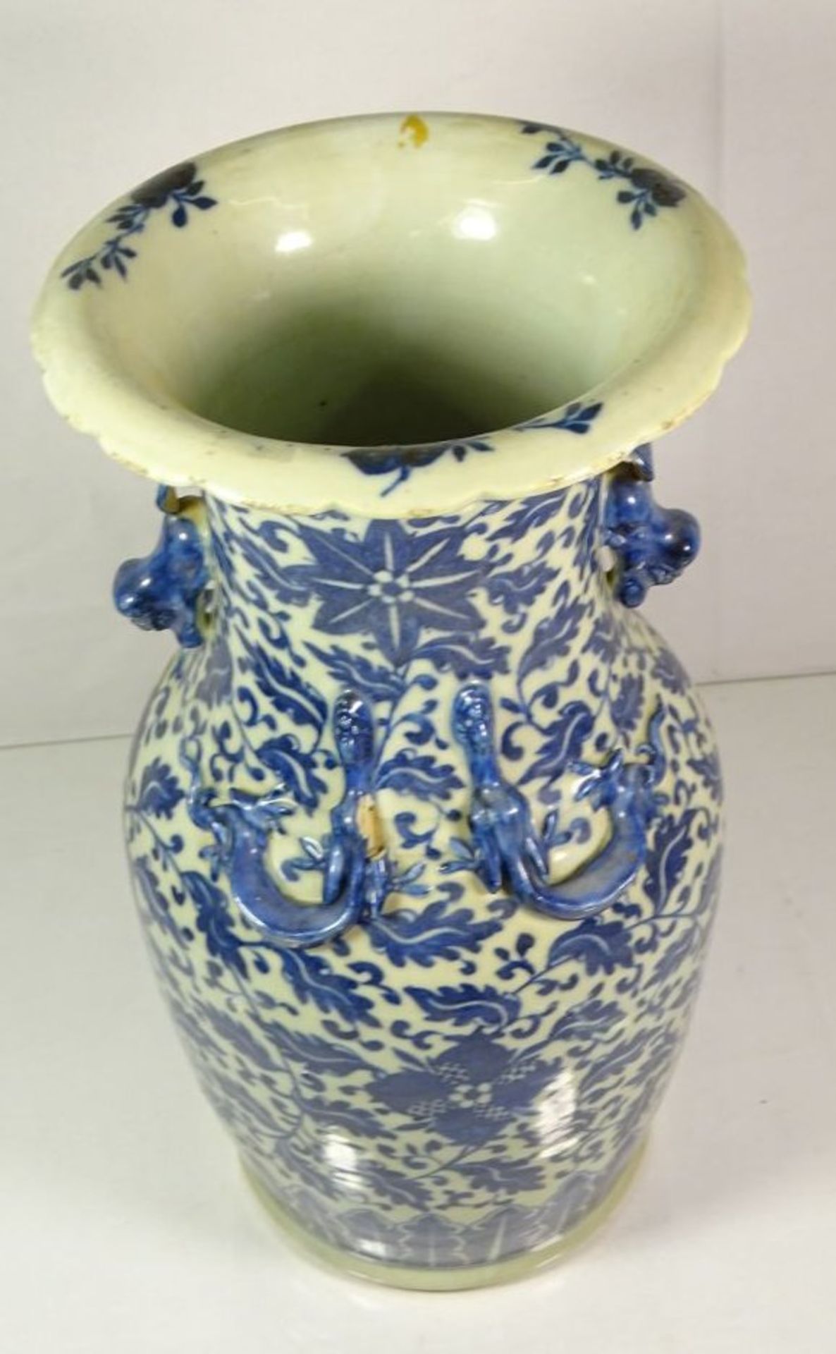 hohe Vase, wohl China, Löwen als Handhaben, sowie plast. Echsen, blaues Dekor, 1x Echse bestossen - Image 7 of 8
