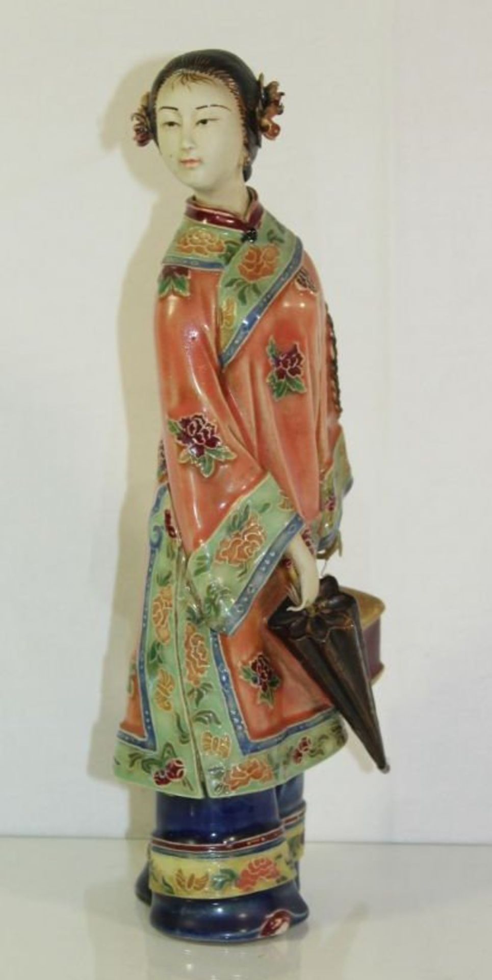 Figur, chinesische Dame mit Schirm und Korb, gemarkt, an den Ohren min. bestossen, H-30cm.- - -22.61