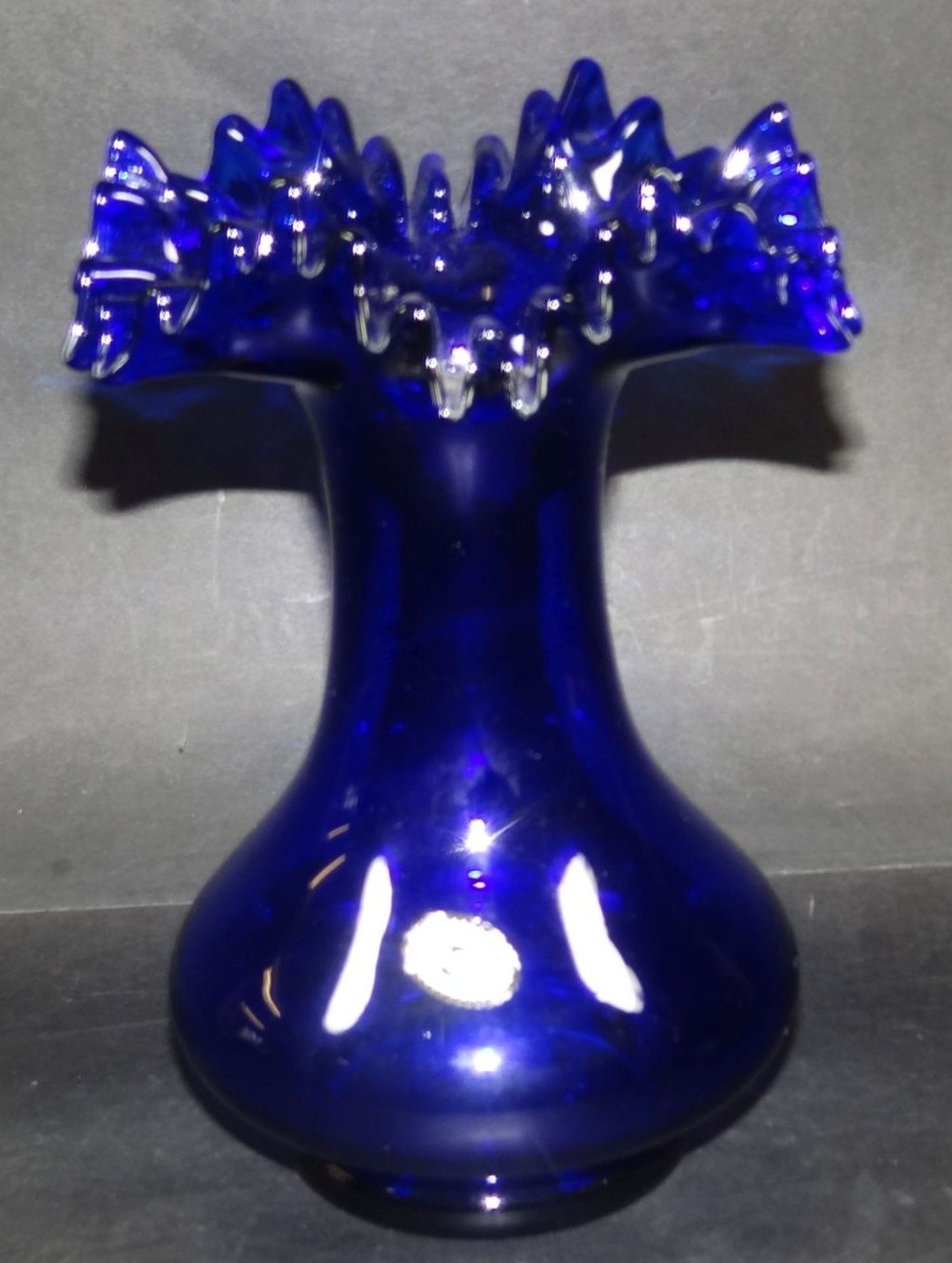 böhmische Glasvase, blau, H-18 cm, D-13 cm, orig. Etiket- - -22.61 % buyer's premium on the hammer - Bild 3 aus 5