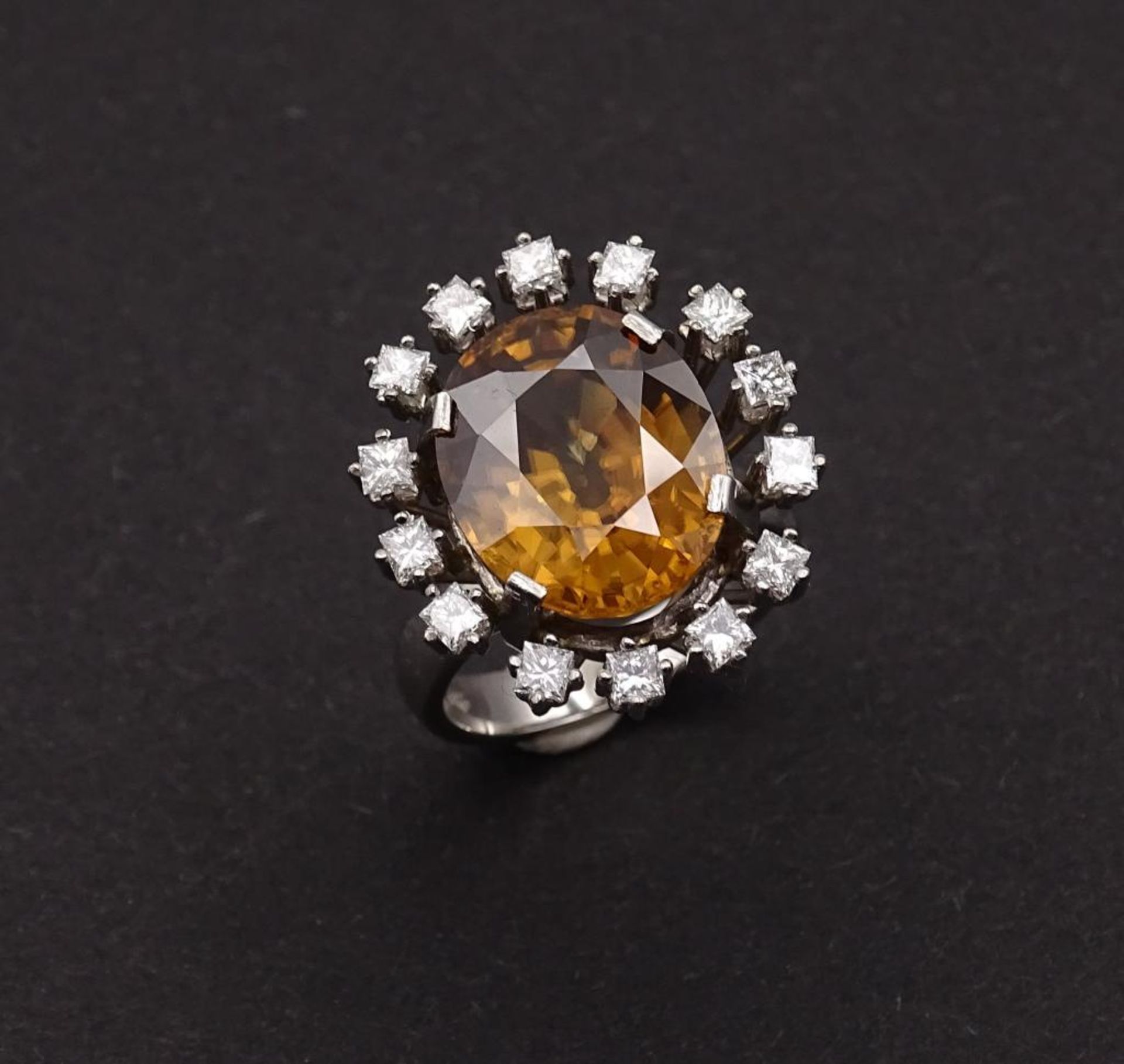 *Prachtvoller 585er WG Ring mit einem Topas und 14 Brillanten zus.ca. 0,42ct. 9,15gr., RG 49 ,Kopf - Bild 4 aus 9