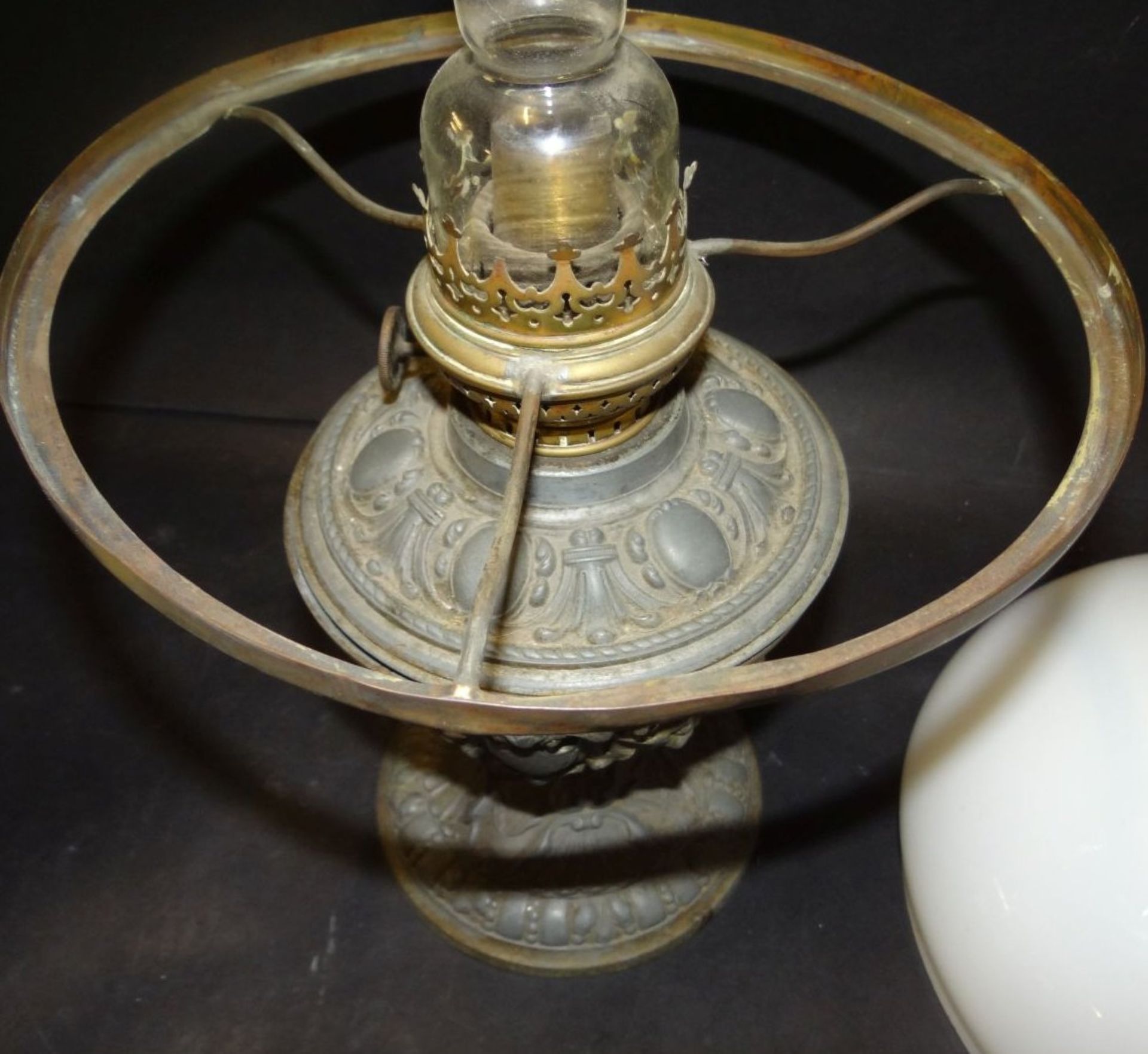 Petroleum-Tischlampe mit Zinnstand, weisser Schirm, ein Halter lose, muss wieder angelötet werden, - Bild 3 aus 5