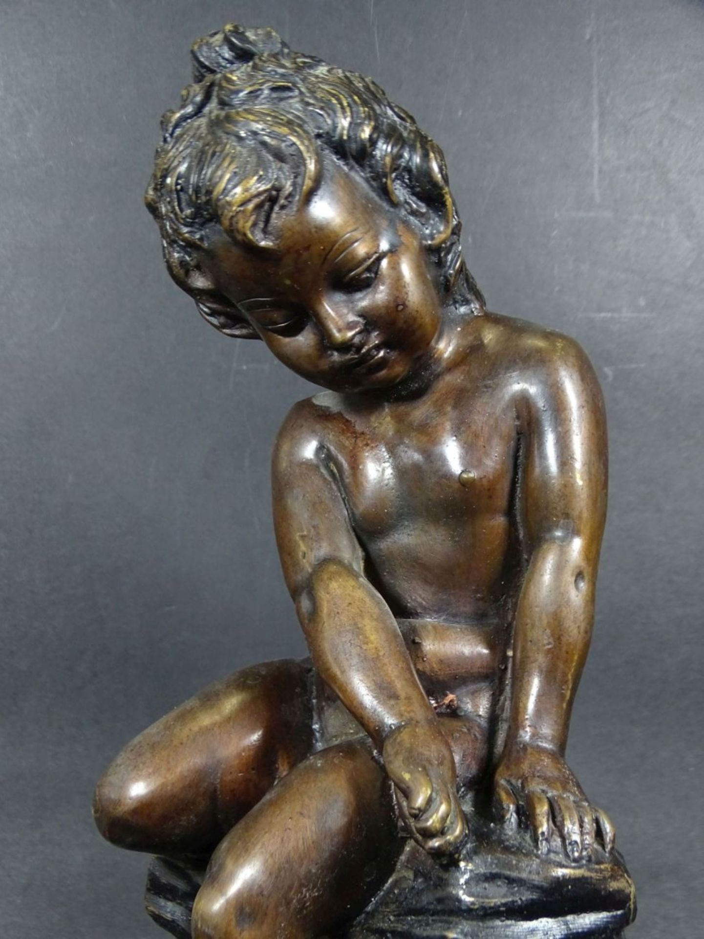 CP-JP, MD202 "sitzendes Mädchen", Bronze, auf Marmorplatte, H-32 cm, 17x15 cm, 3,5 k- - -22.61 % - Bild 3 aus 8