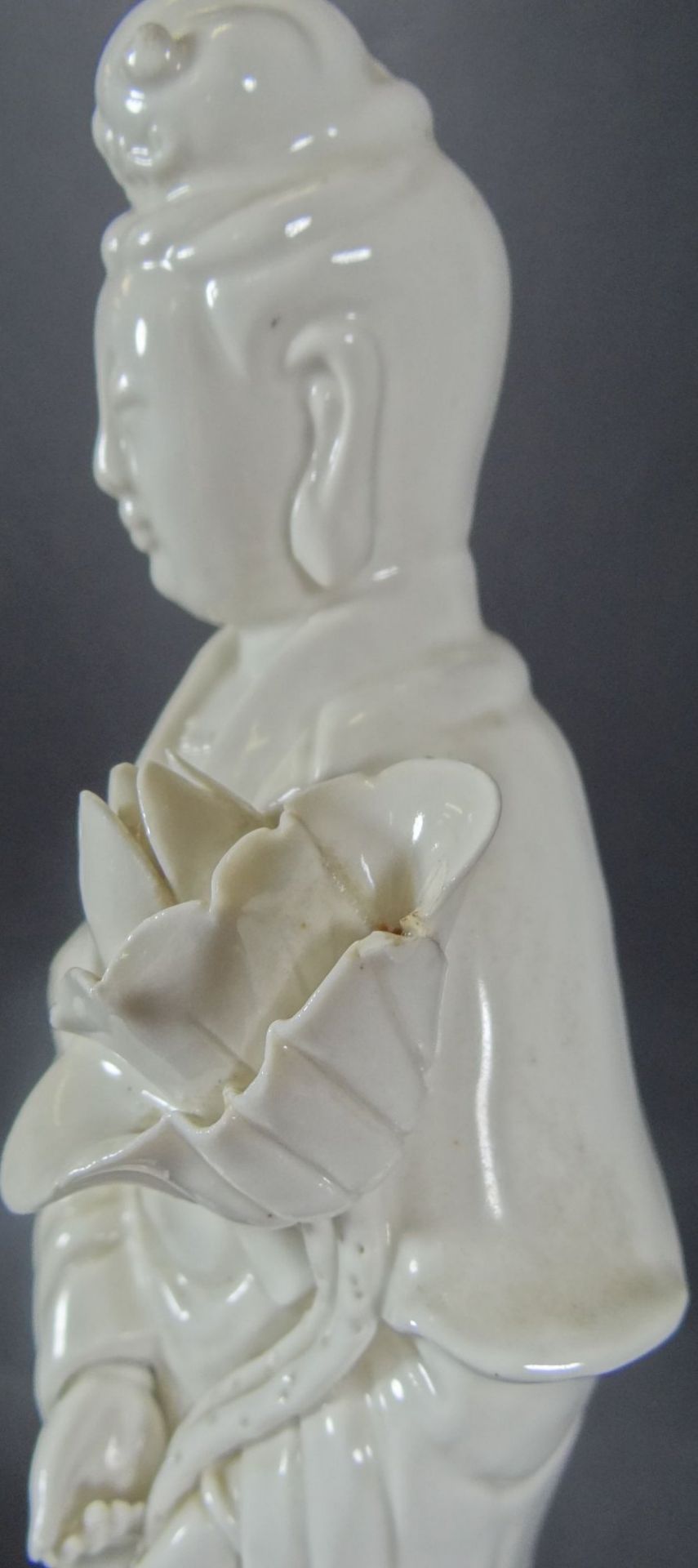 Guanyin, China,wohl Anfang 20. Jhd?., Blanc de chine, auf Lotusblumen stehende Göttin, weiss, H-27,5 - Image 4 of 10