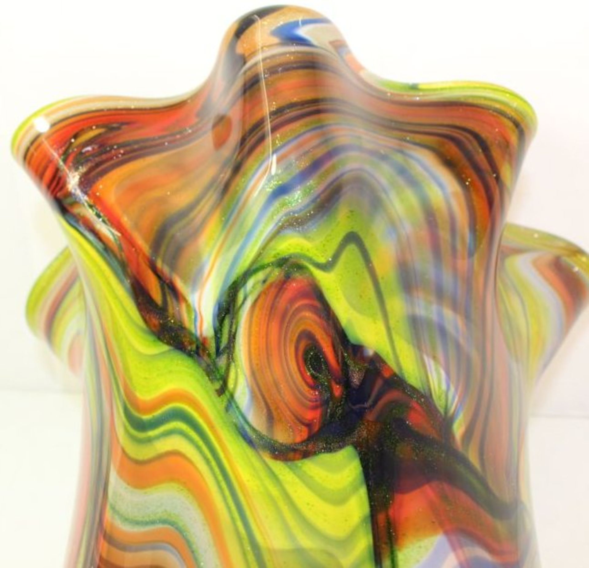 hohe Kunstglas-Vase, farbige Einschmelzungen, H-45cm.- - -22.61 % buyer's premium on the hammer - Bild 7 aus 7