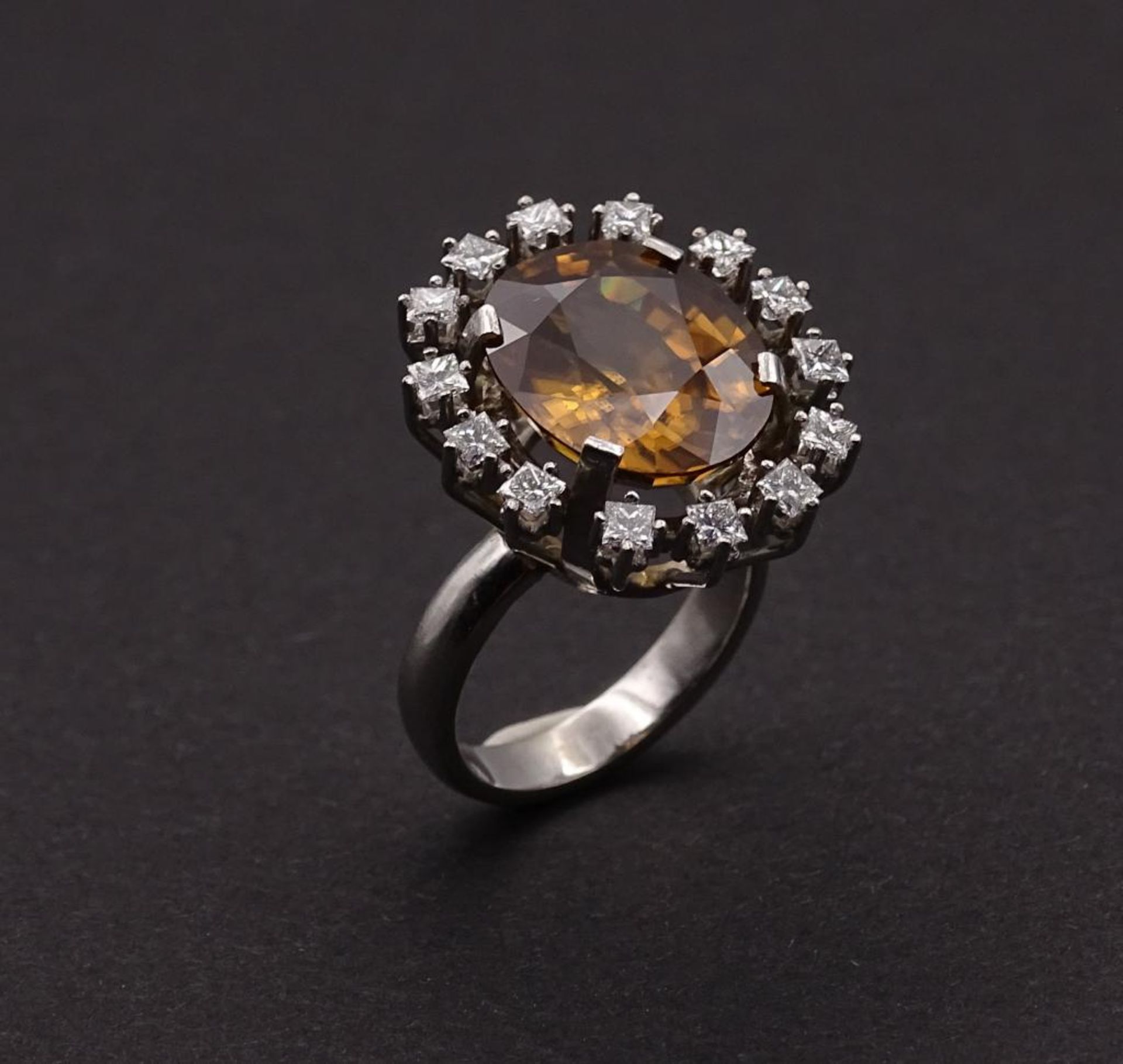 *Prachtvoller 585er WG Ring mit einem Topas und 14 Brillanten zus.ca. 0,42ct. 9,15gr., RG 49 ,Kopf - Bild 3 aus 9