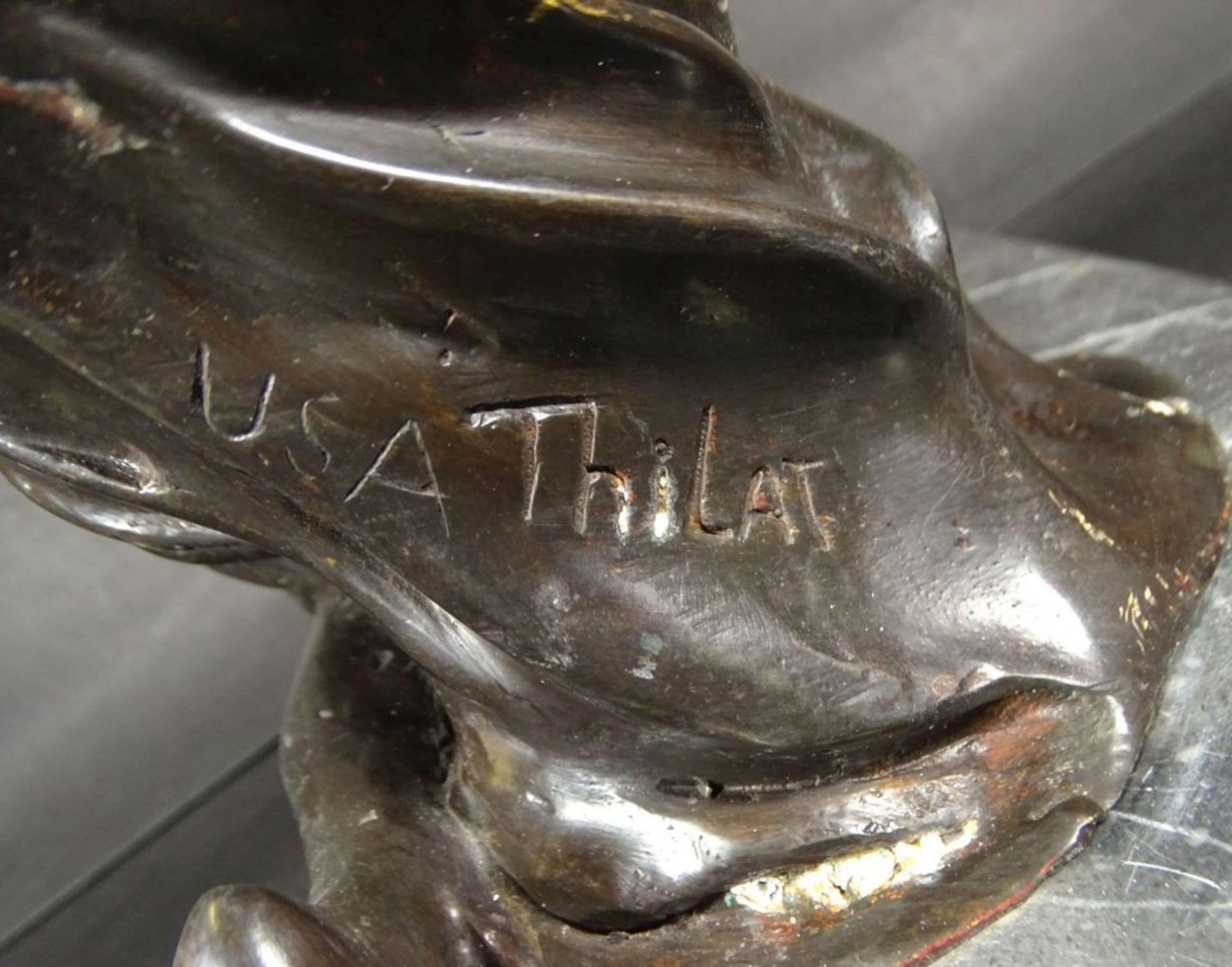 Thilat USA, kniender Halbakt, Bronze auf Marmorsockel, H-37 cm, Platte 24x16 cm, 5,7 kg- - -22. - Bild 6 aus 8