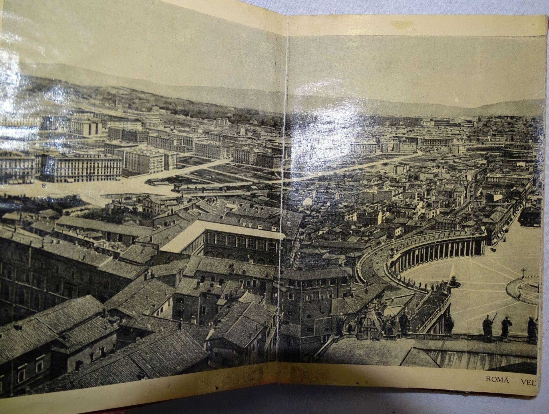 Leporello "Ricordo di Roma" um 1900, 32 Ansichten, Alters-u. Gebrauchsspuren- - -22.61 % buyer's - Bild 2 aus 4