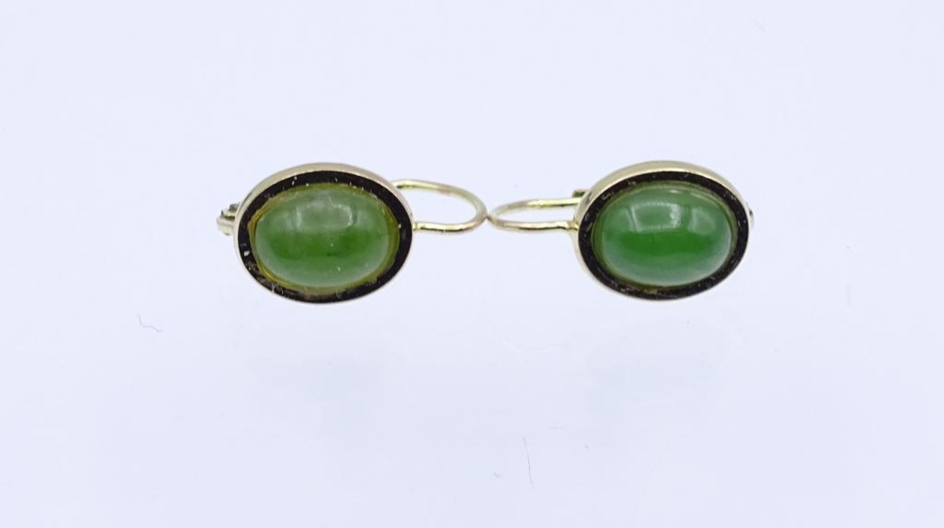 Paar 333er GG Ohrringe mit Jade Cabochons,zus.2,4gr.,- - -22.61 % buyer's premium on the hammer - Bild 2 aus 3