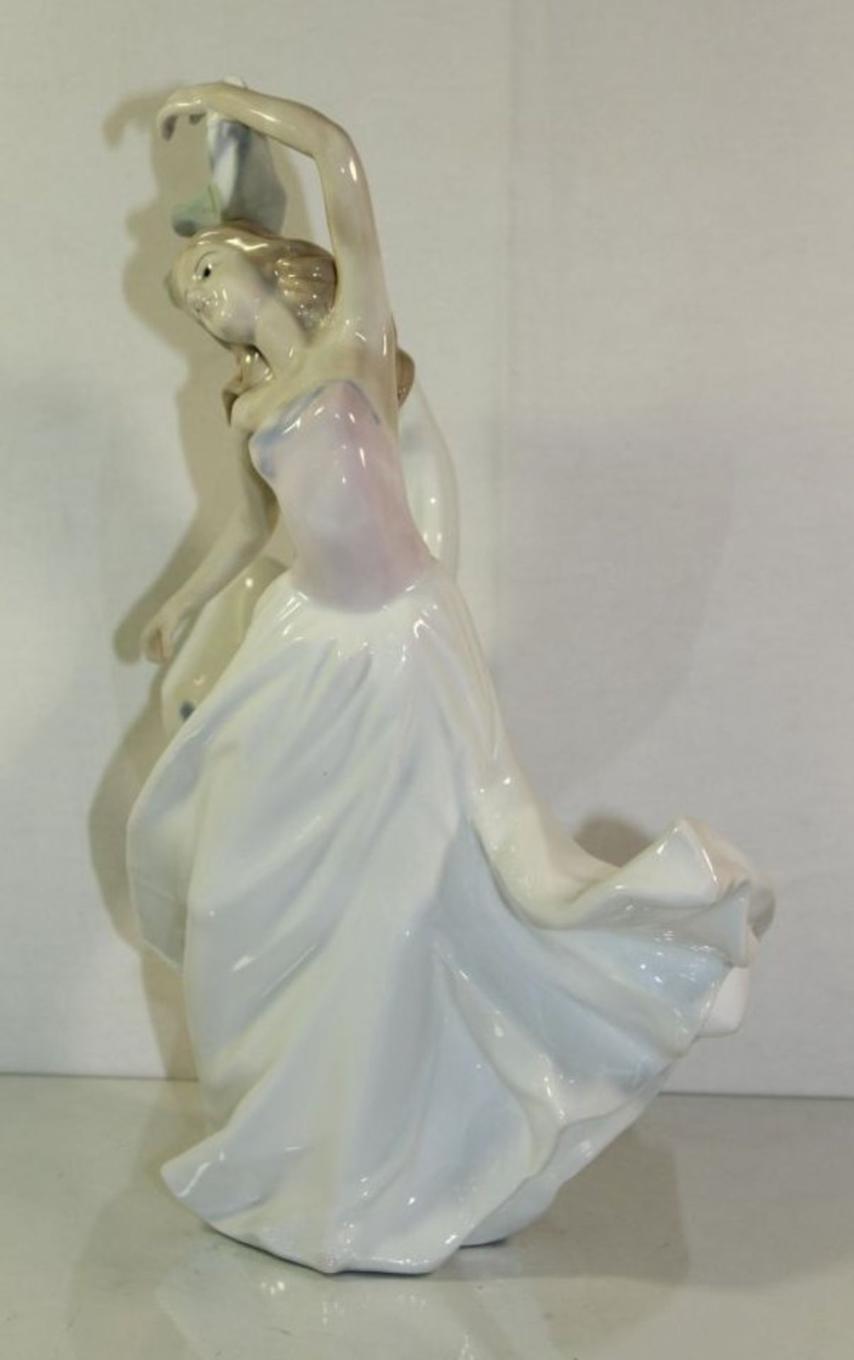 Figur, junges tanzendes Mädchen in wallendem Kleid, ungemarkt, H-36cm.- - -22.61 % buyer's premium - Image 4 of 5