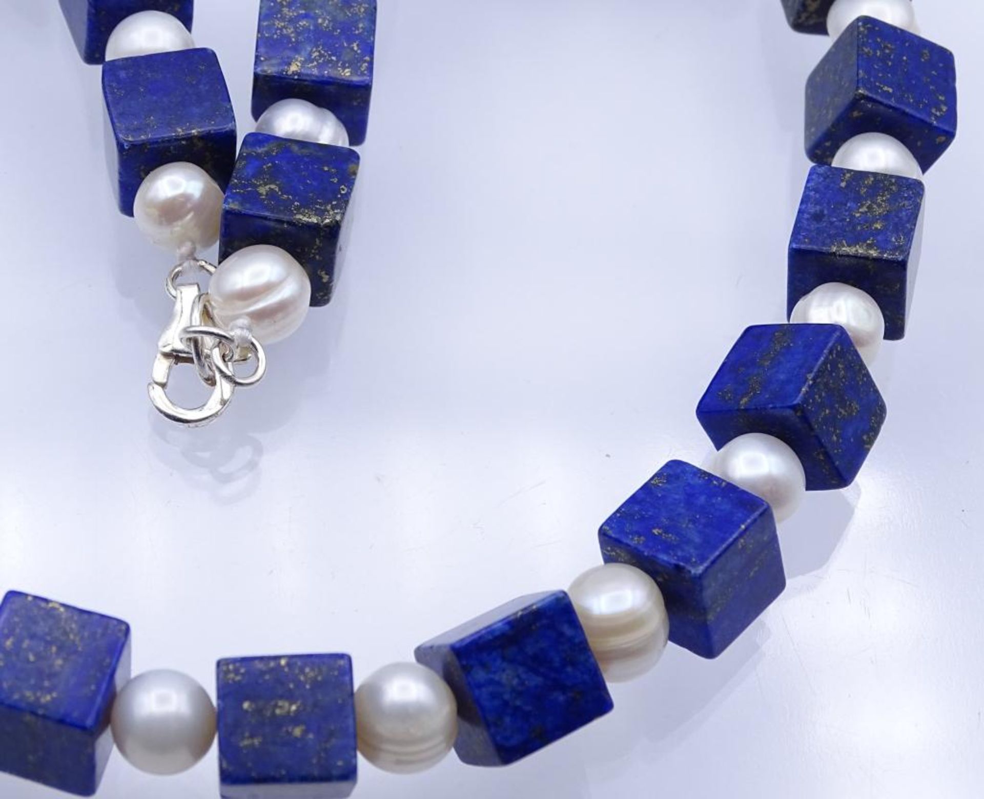 Halskette mit Lapislazuli (8mm) und Frischwasser Perlen (6mm) ,Würfel ungleichmäßig in Farbe und - Bild 4 aus 4