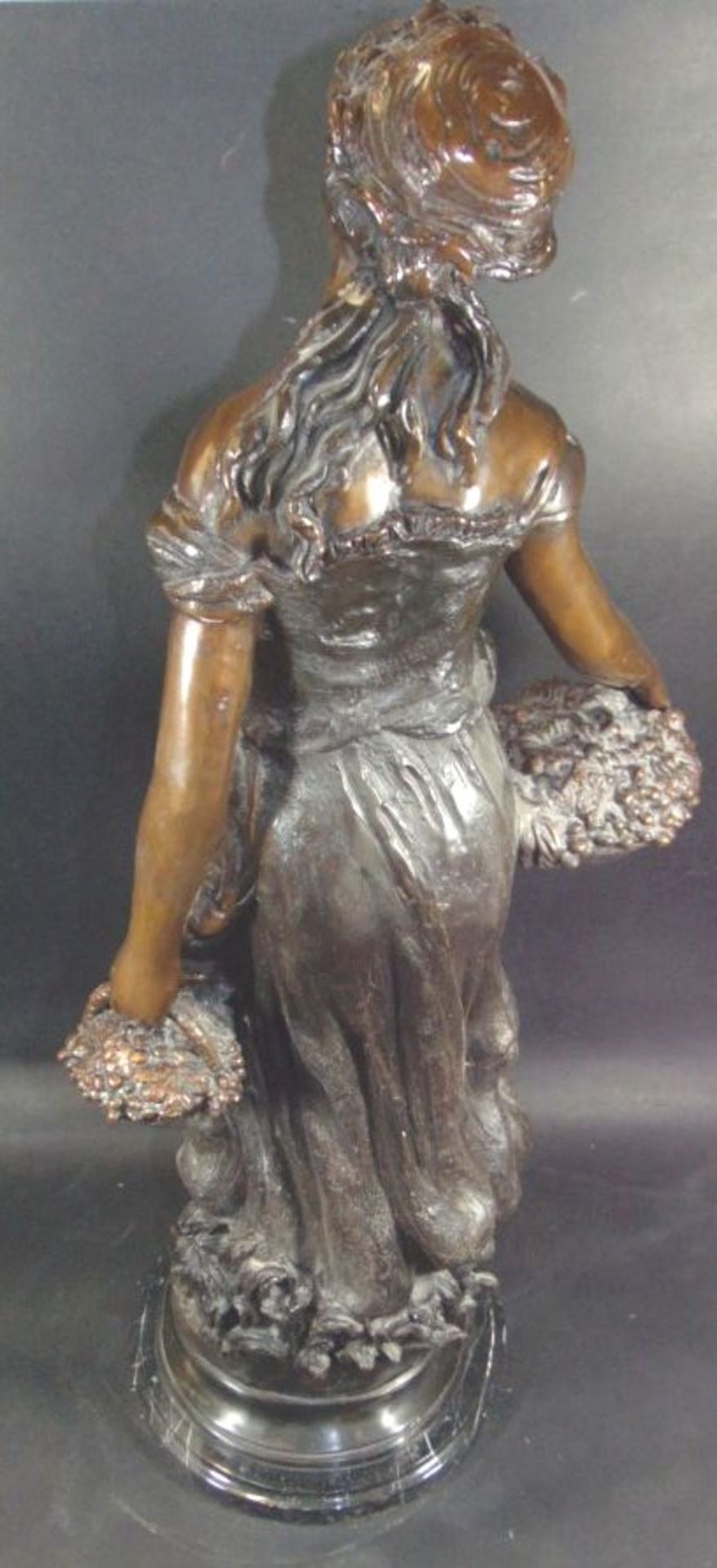 hohe Bronze, unleserl. signiert, Mädchen mit Traubenkörben,Marmorsockel, H-74 cm, 15,9- - -22.61 % - Bild 5 aus 9