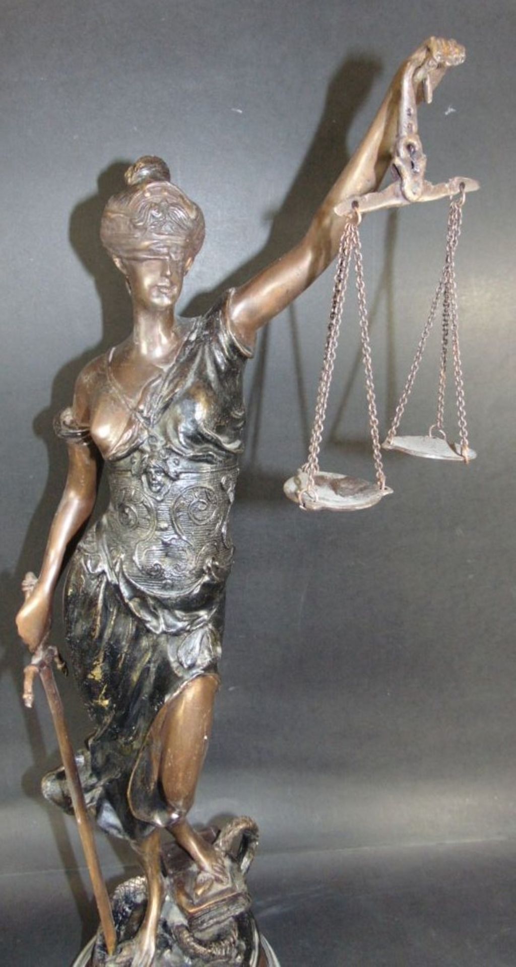 hohe Bronze "Justitia" H-56 cm, Sockel tw. verchromt, undeutl. signiert, 5,8 kg- - -22.61 % buyer' - Bild 2 aus 9