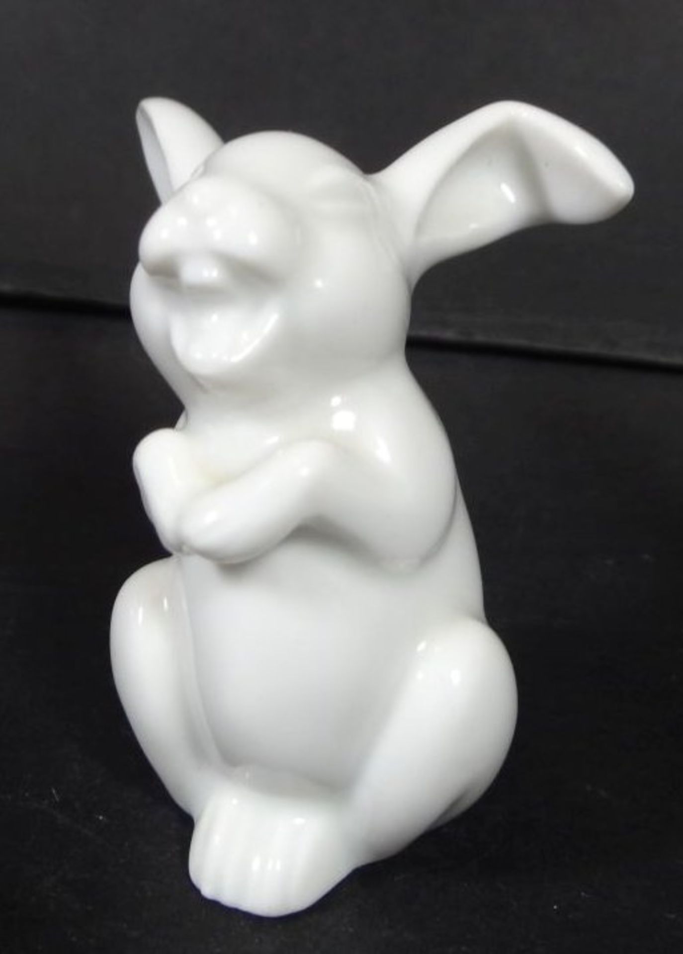 kl. lachender Hase "Rosenthal" weiss, H-5 cm- - -22.61 % buyer's premium on the hammer priceVAT