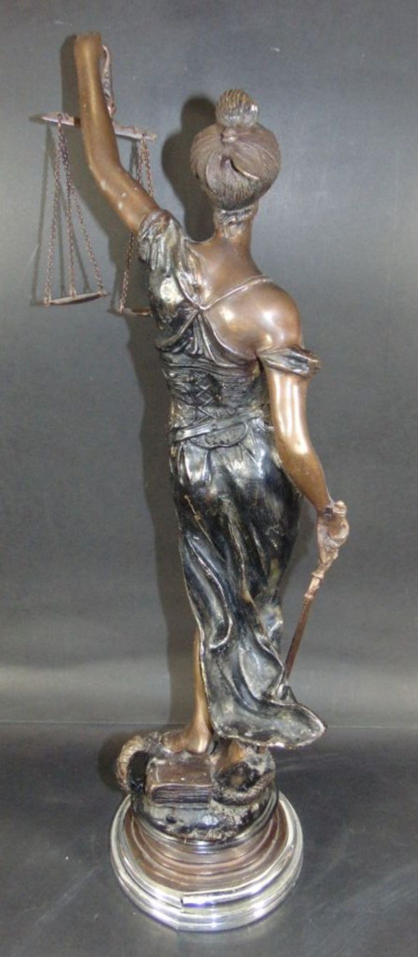 hohe Bronze "Justitia" H-56 cm, Sockel tw. verchromt, undeutl. signiert, 5,8 kg- - -22.61 % buyer' - Bild 5 aus 9