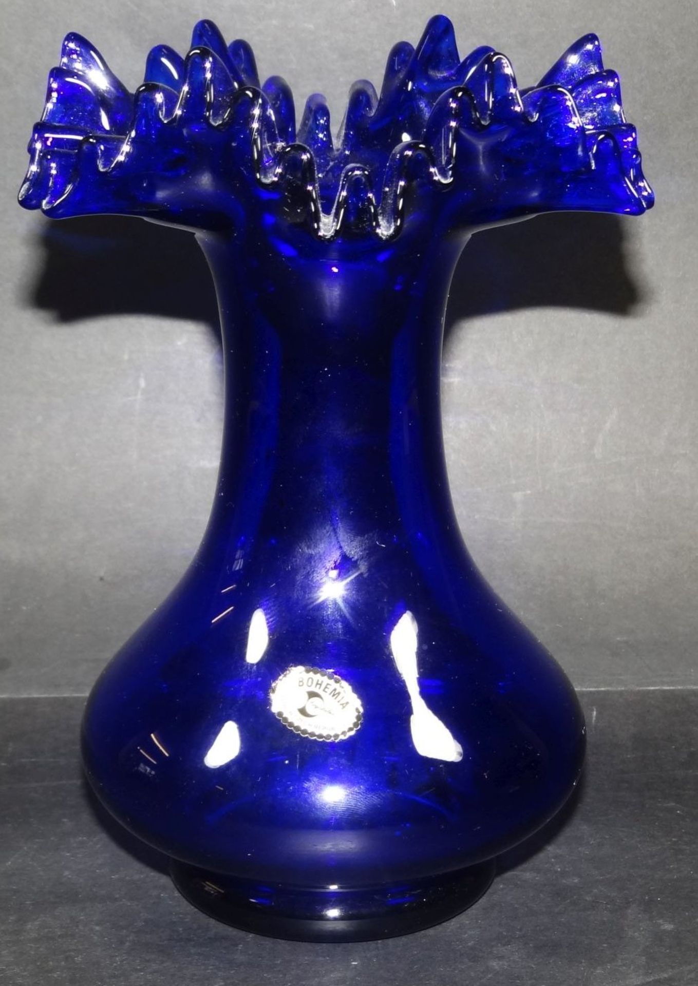 böhmische Glasvase, blau, H-18 cm, D-13 cm, orig. Etiket- - -22.61 % buyer's premium on the hammer