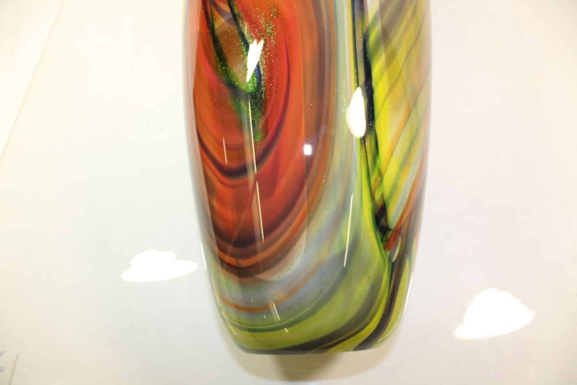 hohe Kunstglas-Vase, farbige Einschmelzungen, H-45cm.- - -22.61 % buyer's premium on the hammer - Bild 6 aus 7