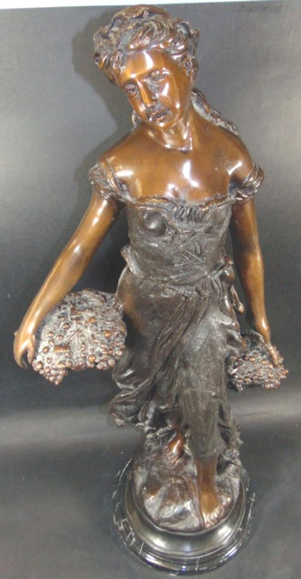 hohe Bronze, unleserl. signiert, Mädchen mit Traubenkörben,Marmorsockel, H-74 cm, 15,9- - -22.61 %