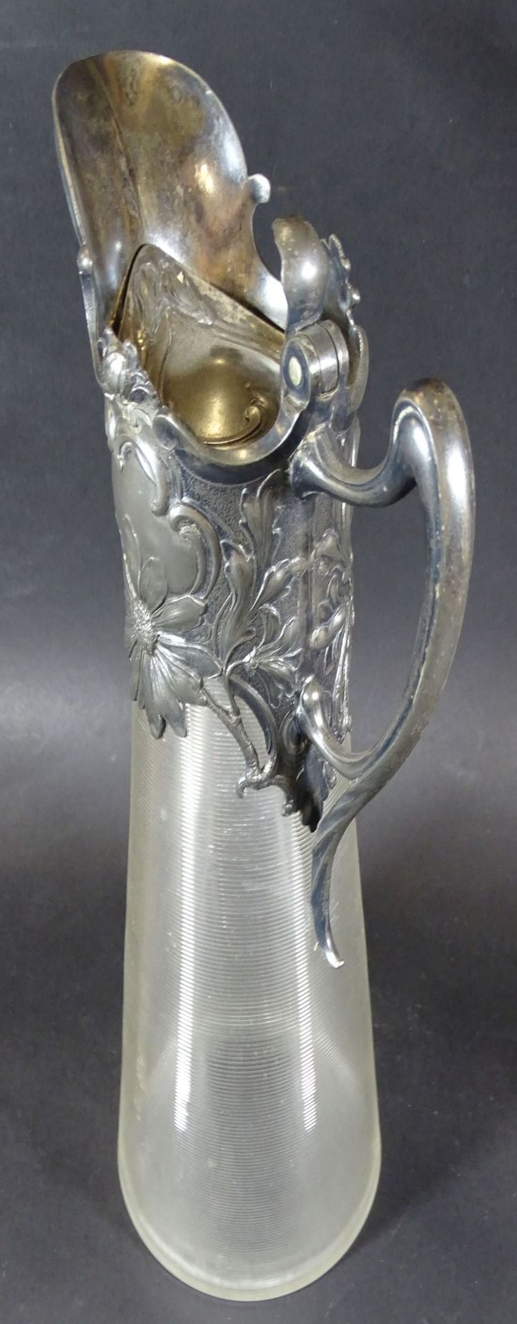 hoher Weinkrug "WMF B" um 1890, geriffeltes Glas mit Britannia Metall, gut erhalten, H-32,5 cm- - - - Bild 4 aus 5