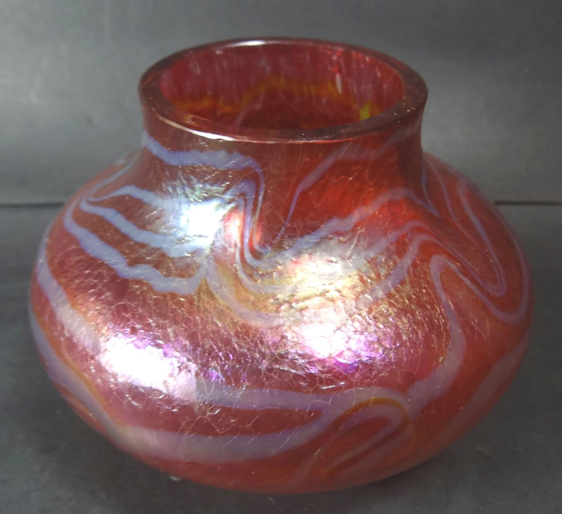kl. Vase, wohl Loetz, rot, H-8 cm, D-12 cm- - -22.61 % buyer's premium on the hammer priceVAT margin