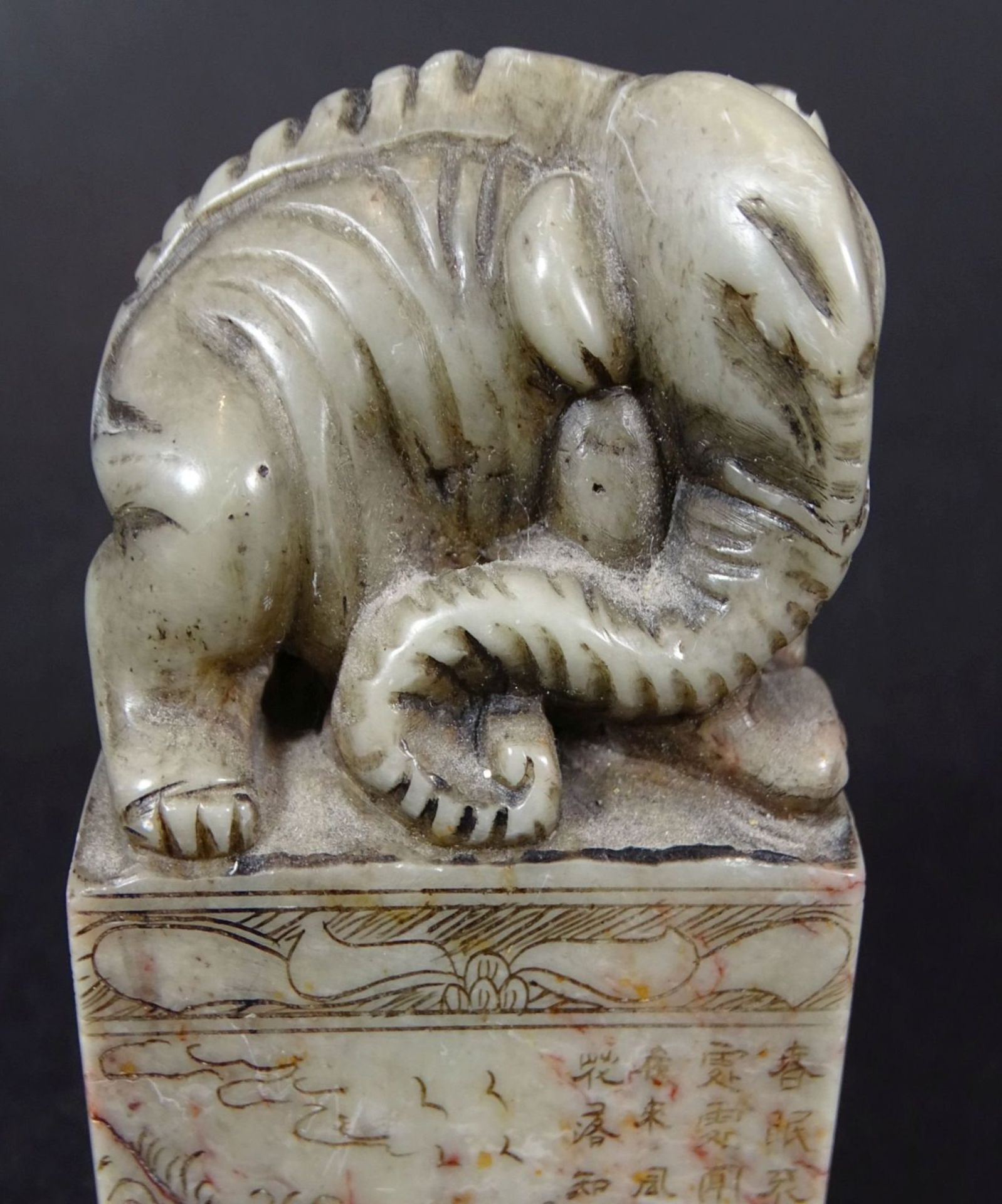grosses Speckstein-Siegel mit Elefanten, China, älter, H-7,5 cm, B-5 cm, minim. Chip am Ohr,- - - - Bild 3 aus 7