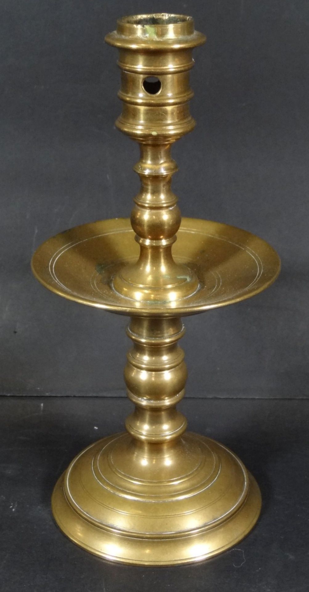 schwerer Bronze-Kerzenhalter mit Auffangschale, H-20 cm- - -22.61 % buyer's premium on the hammer