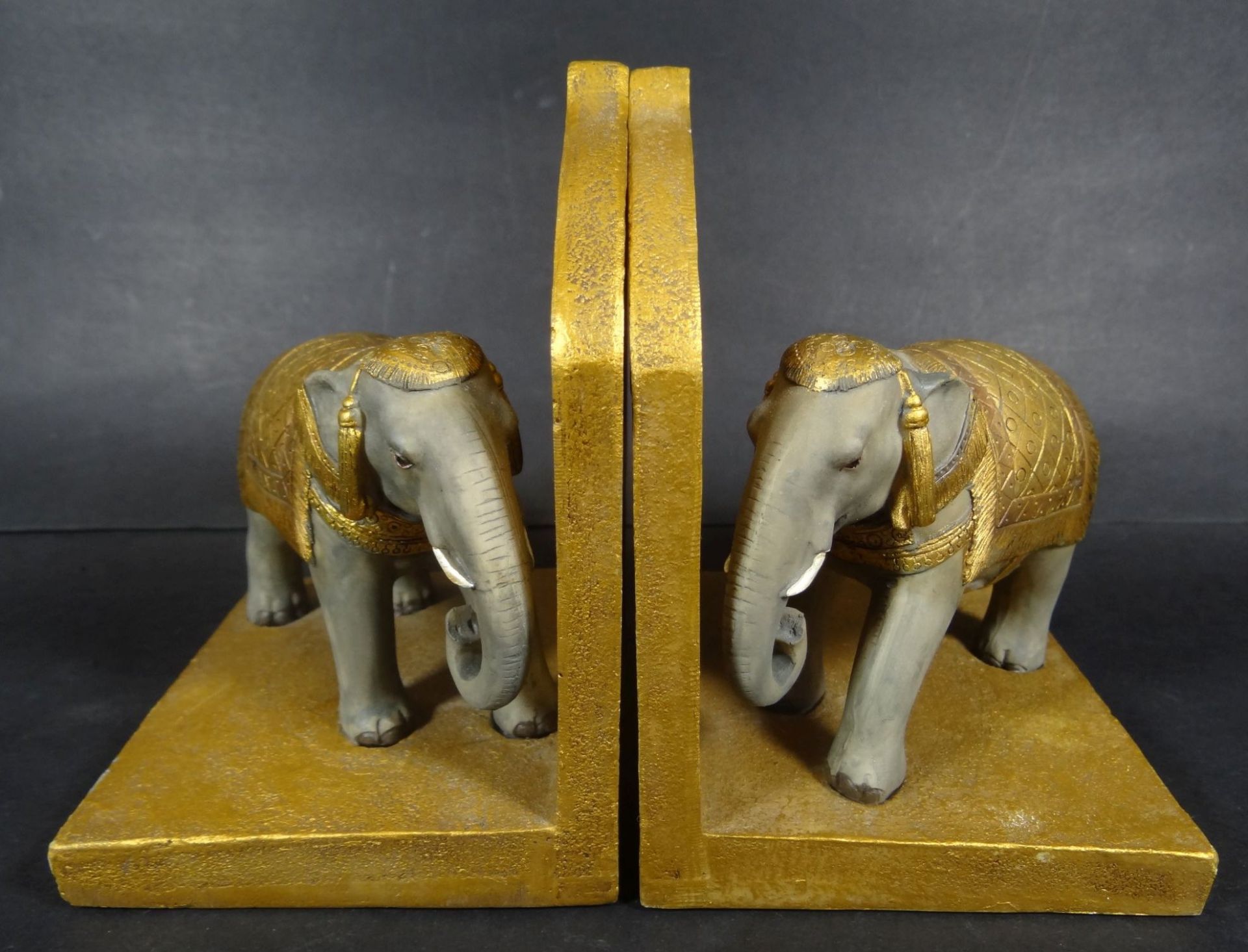 Paar Buchstützen mit Elefanten, Kunstmasse, H-14 c- - -22.61 % buyer's premium on the hammer