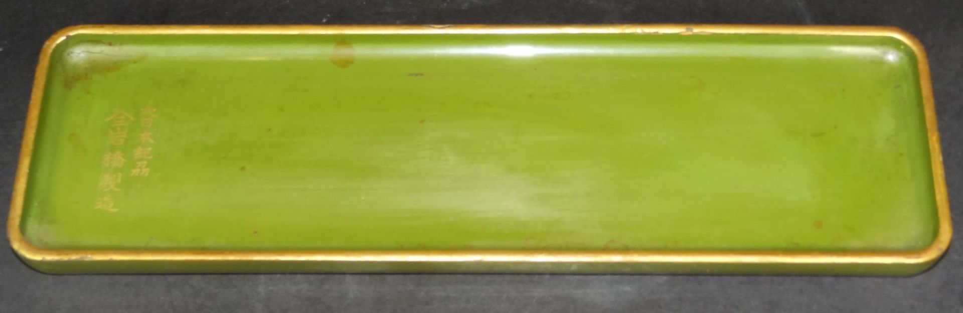 kl. grüne Lackschale, chines. beschriftet, 9,5x31 c- - -22.61 % buyer's premium on the hammer - Bild 2 aus 4