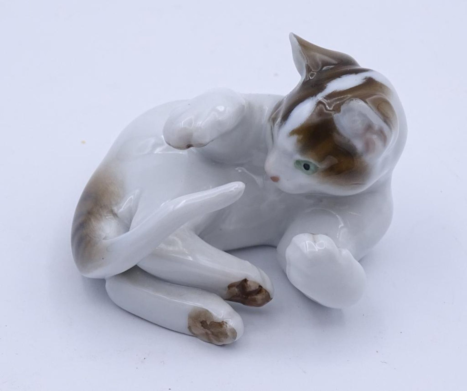 kl. spielende Katze "Rosenthal" bemalt, H-4 cm- - -22.61 % buyer's premium on the hammer priceVAT - Bild 2 aus 4