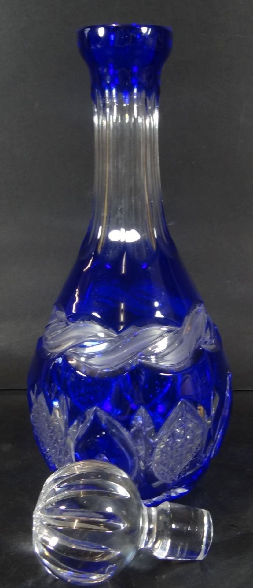 Kristall-Karaffe, blau überfangen und mit Schliff, wohl Nachtmann, H-32 c- - -22.61 % buyer's - Bild 3 aus 5