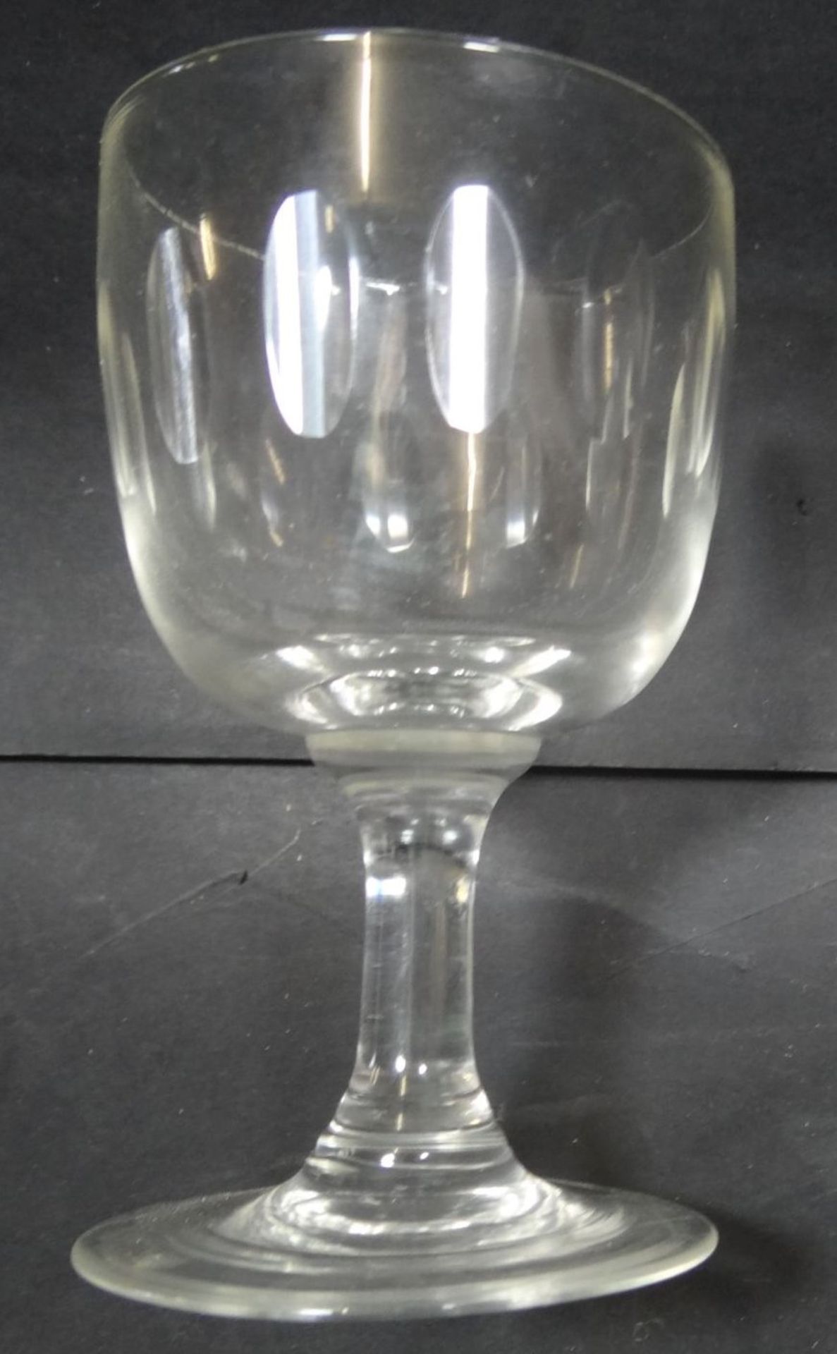 9x Weingläser mit Olivenschliff, H-11 cm, ält- - -22.61 % buyer's premium on the hammer priceVAT - Bild 4 aus 4