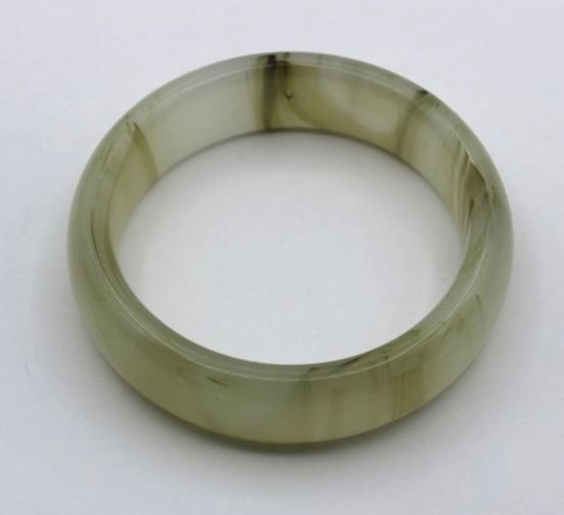 Armreif wohl Jade, China, D-6,5cm.- - -22.61 % buyer's premium on the hammer priceVAT margin scheme,