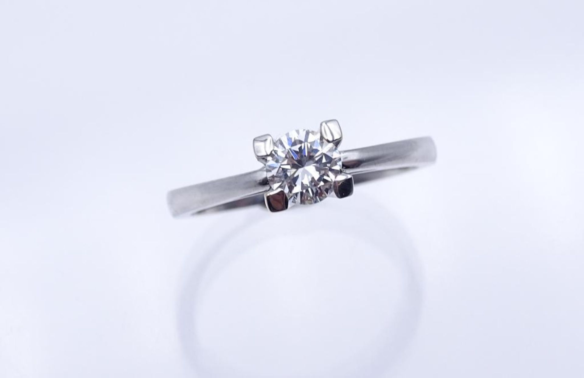 Solitär-Diamant-Ring, 18K (750) mit einen Diamant von ca. 0,51ct., Vsi/G, 3,88gr., RG 5- - -22.