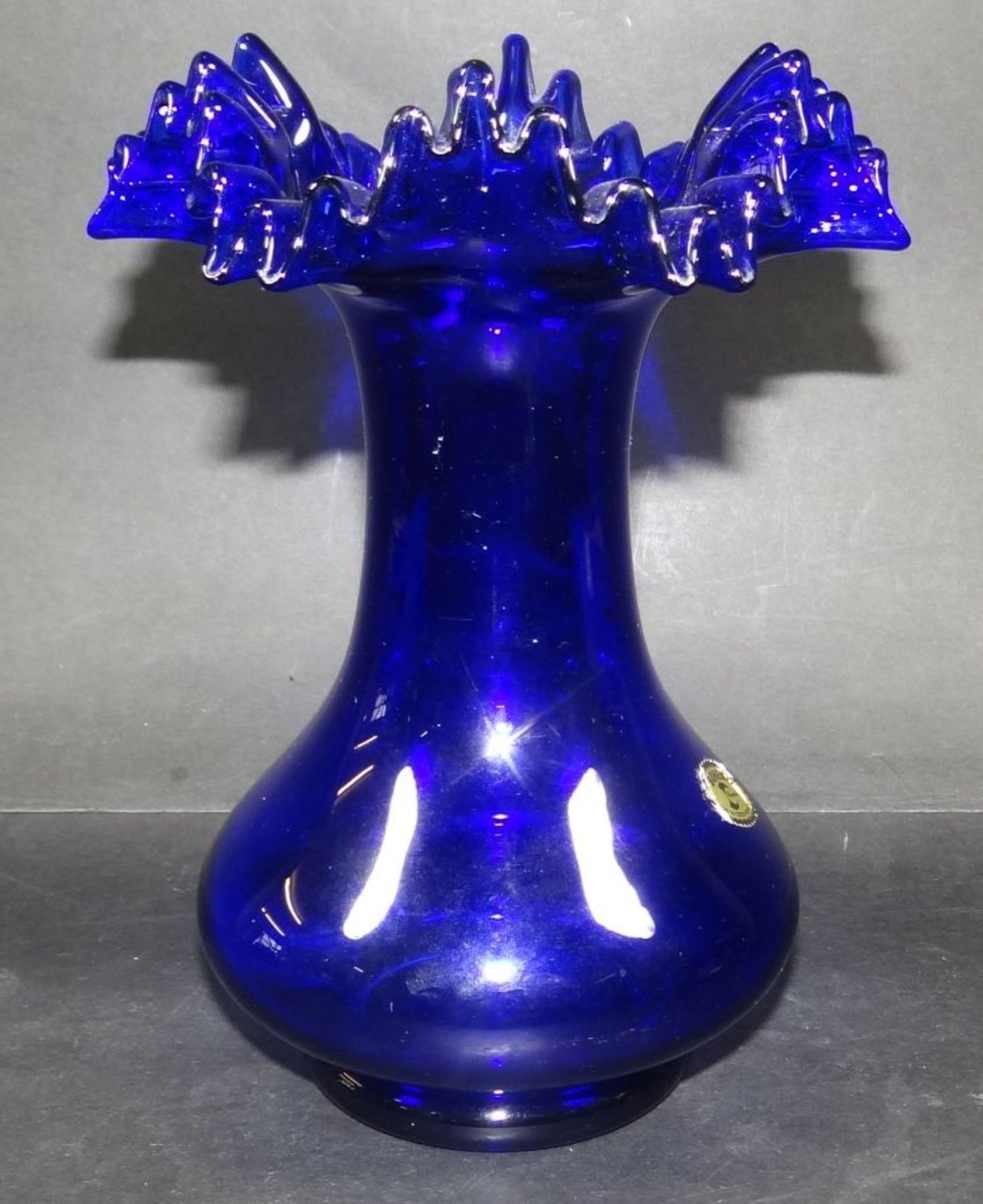 böhmische Glasvase, blau, H-18 cm, D-13 cm, orig. Etiket- - -22.61 % buyer's premium on the hammer - Bild 2 aus 5