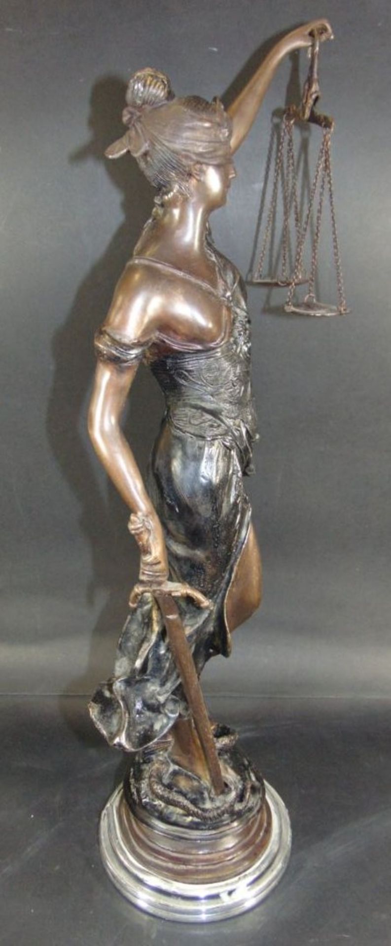 hohe Bronze "Justitia" H-56 cm, Sockel tw. verchromt, undeutl. signiert, 5,8 kg- - -22.61 % buyer' - Bild 6 aus 9