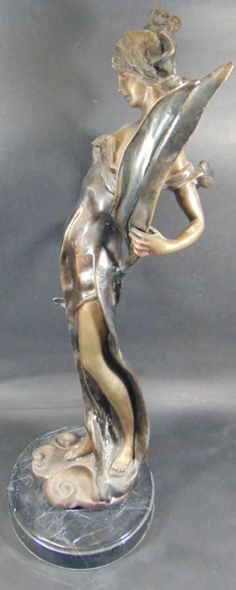 Bronze im Juggendstil, Mädchen, auf Marmorsockel, H-67 cm, 10,93 k- - -22.61 % buyer's premium on - Bild 3 aus 6