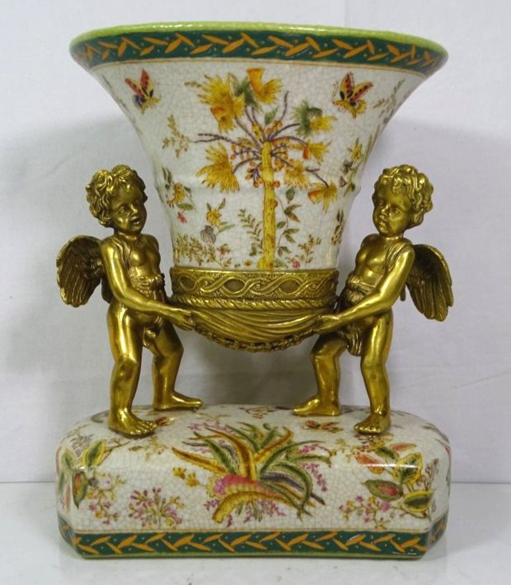 Vase getragen von 2 Bronze Putti, florale Bemalung, gemarkt, 20. Jhd., H-26cm B-24cm T-16cm.- - -
