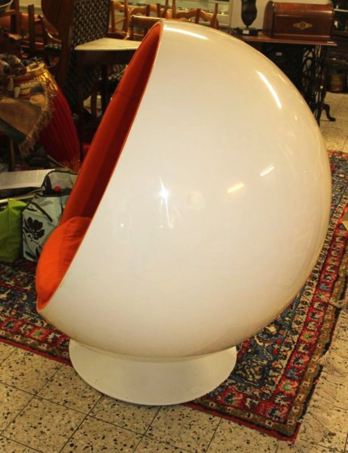 Aarino, Eero (geb. 1932 Helsinki) "Ball chair ". Drehbare Sitzschale aus geformtem, - Bild 4 aus 5