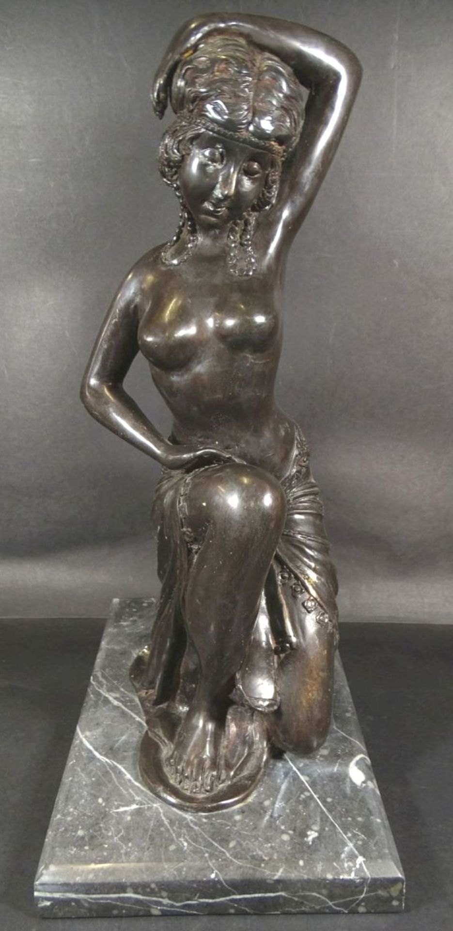 Thilat USA, kniender Halbakt, Bronze auf Marmorsockel, H-37 cm, Platte 24x16 cm, 5,7 kg- - -22.