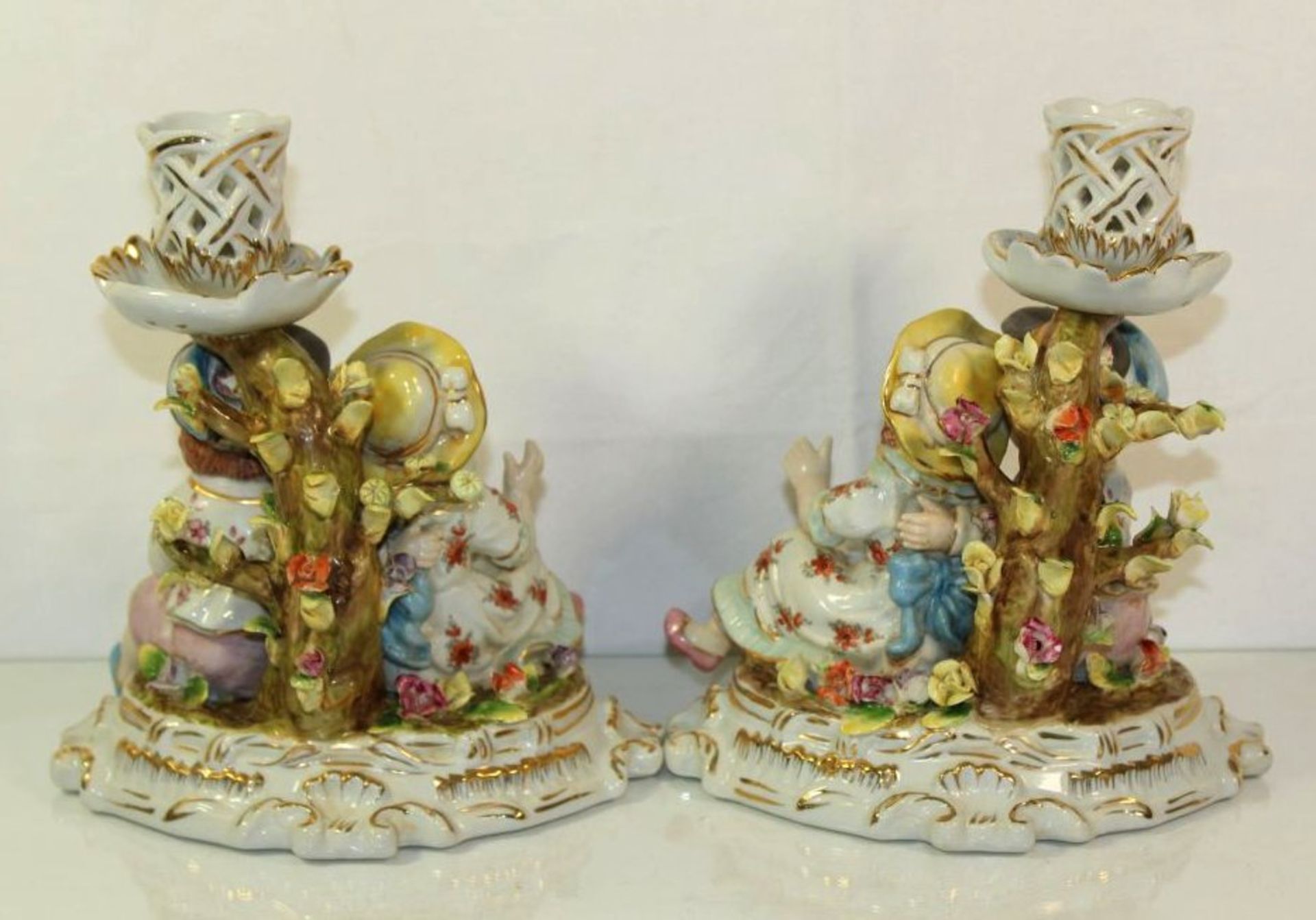 Paar figürliche Leuchter in antikem Stil, 20. Jhdt., polychr. Bemalung, je H-20cm B-19cm.- - -22. - Image 3 of 5