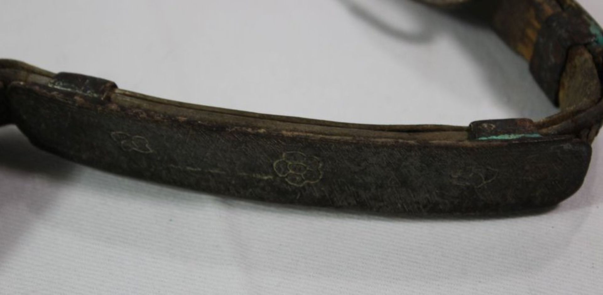 alter Ledergürtel, wohl Tibet, versilberte Metallbeschläge diese ornamentiert, Altersspuren, ca. L- - Bild 2 aus 4