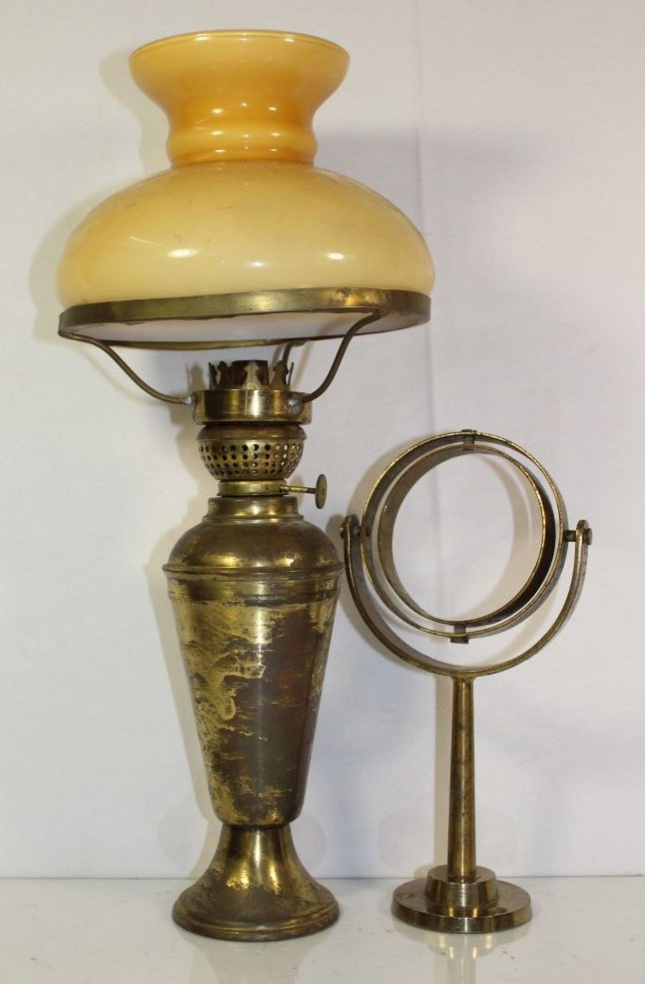 Petroleumlampe mit kardanischer Aufhängung, Messing, Glasschirm, Zylinder fehlt, H-45cm.- - -22.61 %