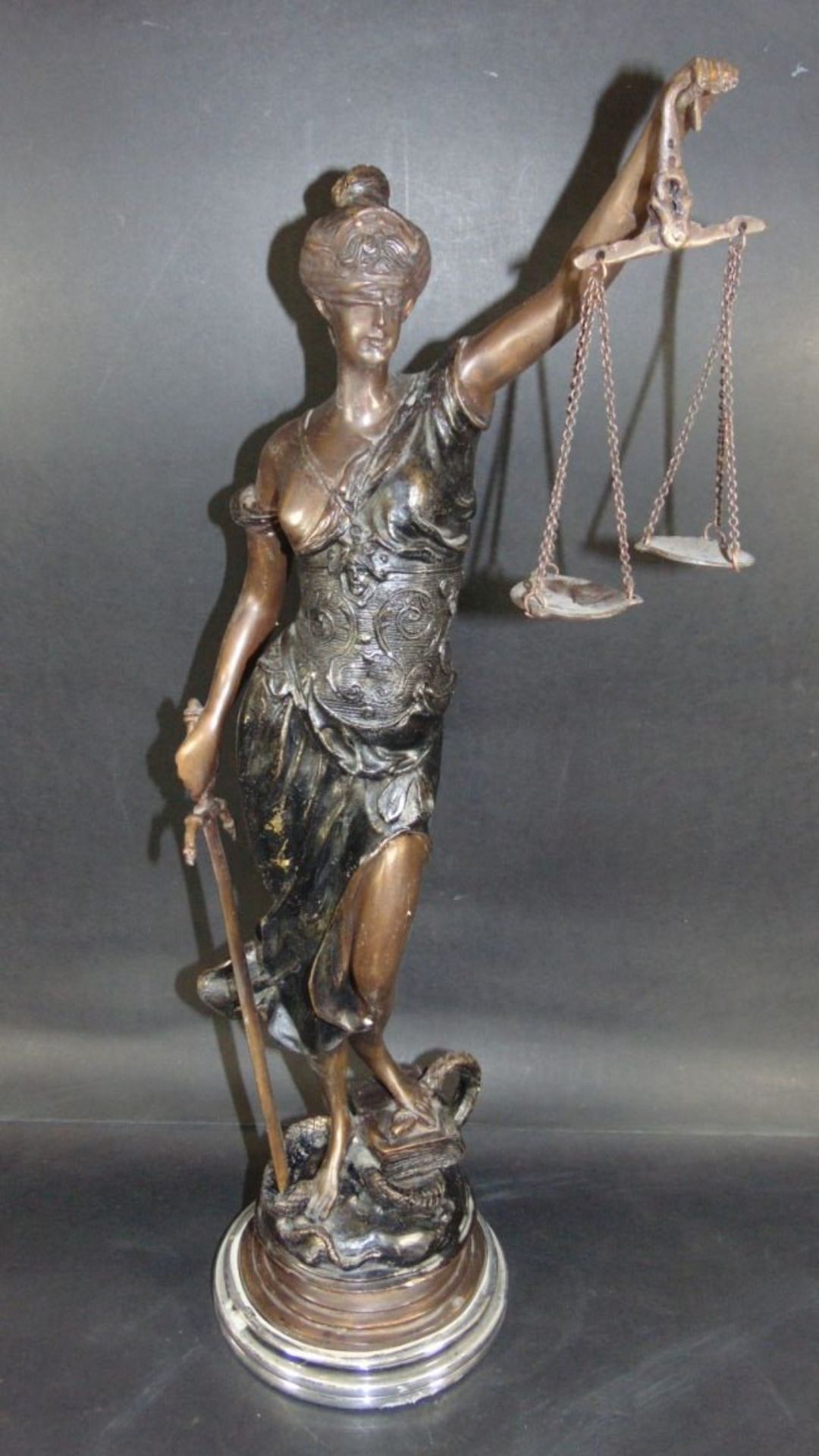 hohe Bronze "Justitia" H-56 cm, Sockel tw. verchromt, undeutl. signiert, 5,8 kg- - -22.61 % buyer'